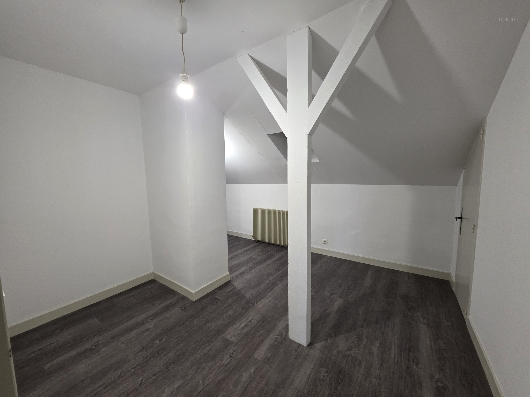 Ensemble immobilier composé de deux maisons, situé au cœur d’un bourg doté de commerces et services. — photo 15
