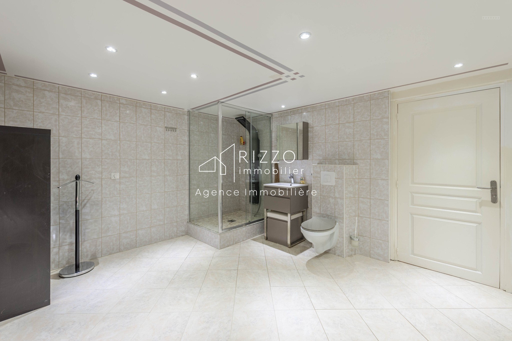 Villa Prestige de 242 m2 habitables, 8 pièces, 4 chambres   St Cergues — photo 17