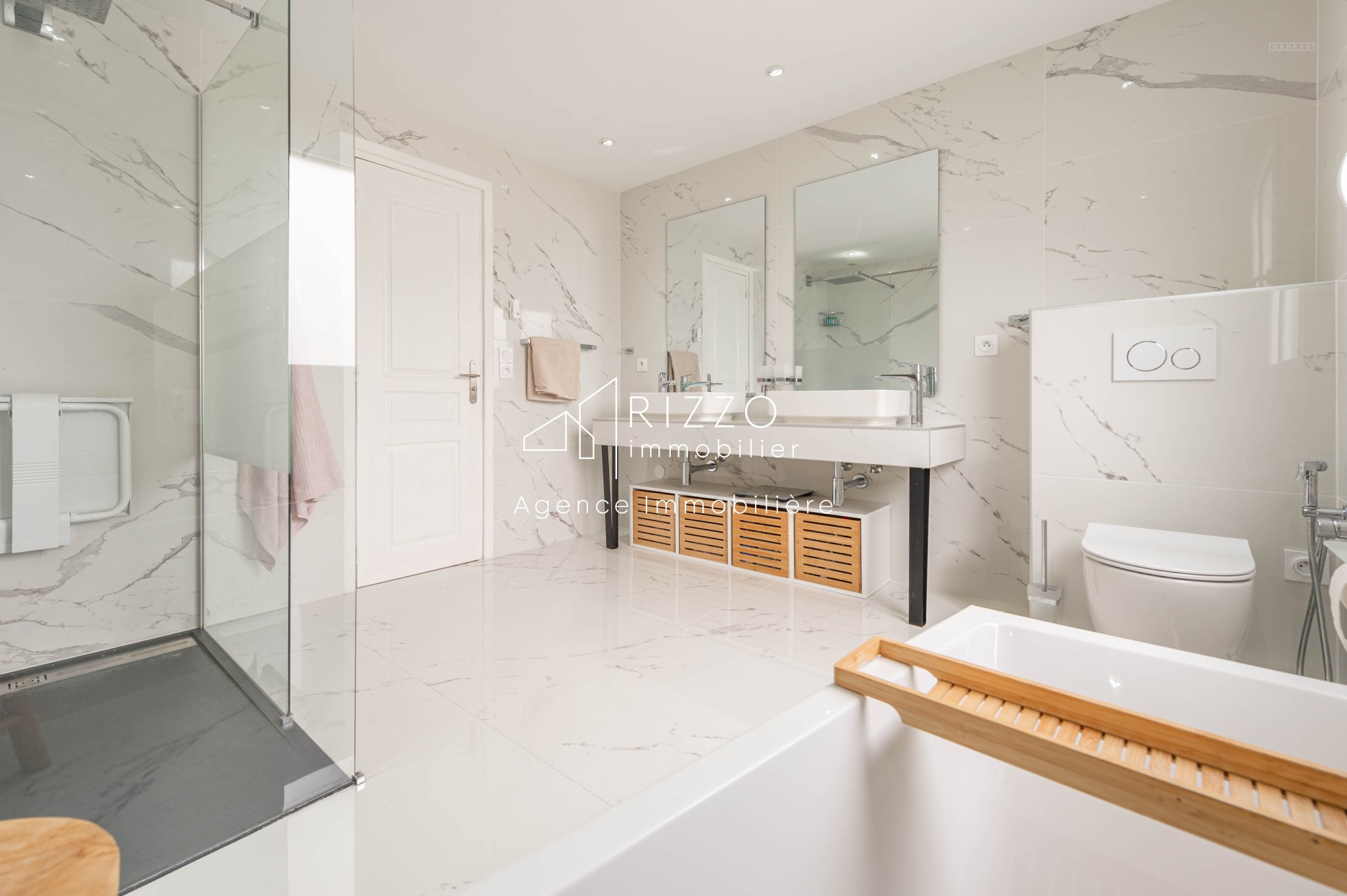 Villa Prestige de 242 m2 habitables, 8 pièces, 4 chambres   St Cergues — photo 11