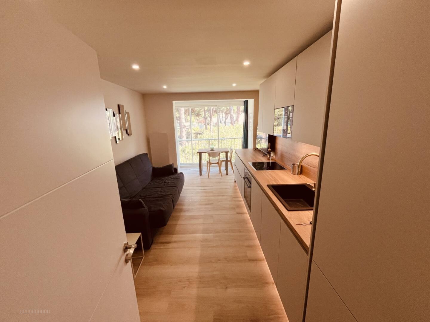 STUDIO CABINE D'EXCEPTION LA GRANDE MOTTE - SECTEUR PRIVILEGIE + PARKING PRIVE A 250M DES PLAGES ET COMMERCES — photo 2