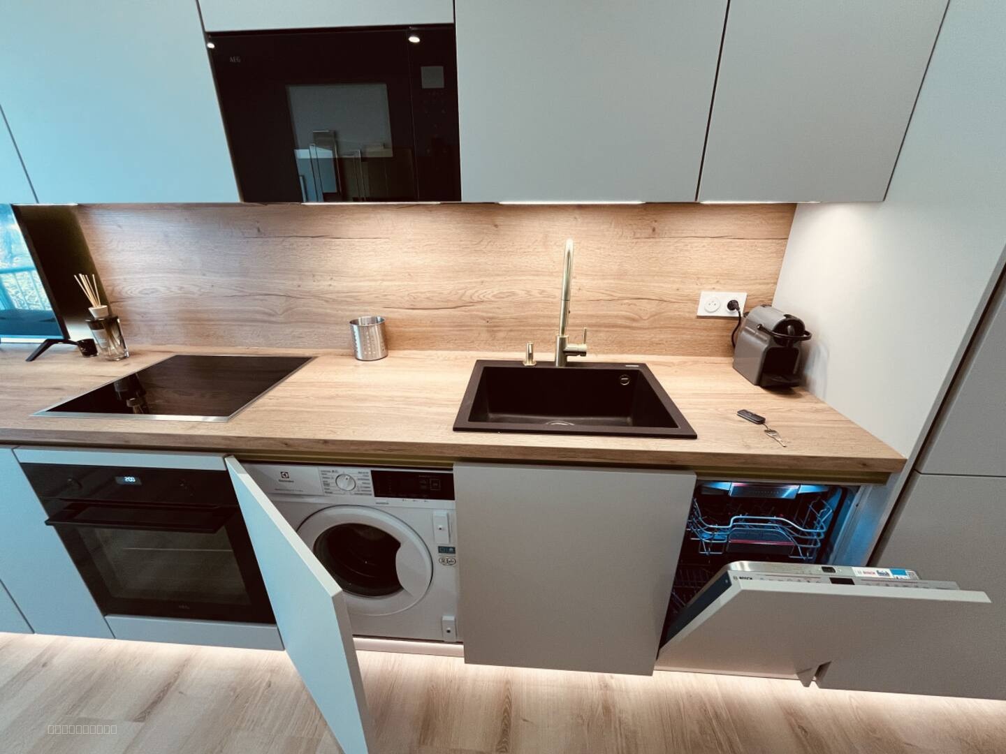 STUDIO CABINE D'EXCEPTION LA GRANDE MOTTE - SECTEUR PRIVILEGIE + PARKING PRIVE A 250M DES PLAGES ET COMMERCES — photo 4