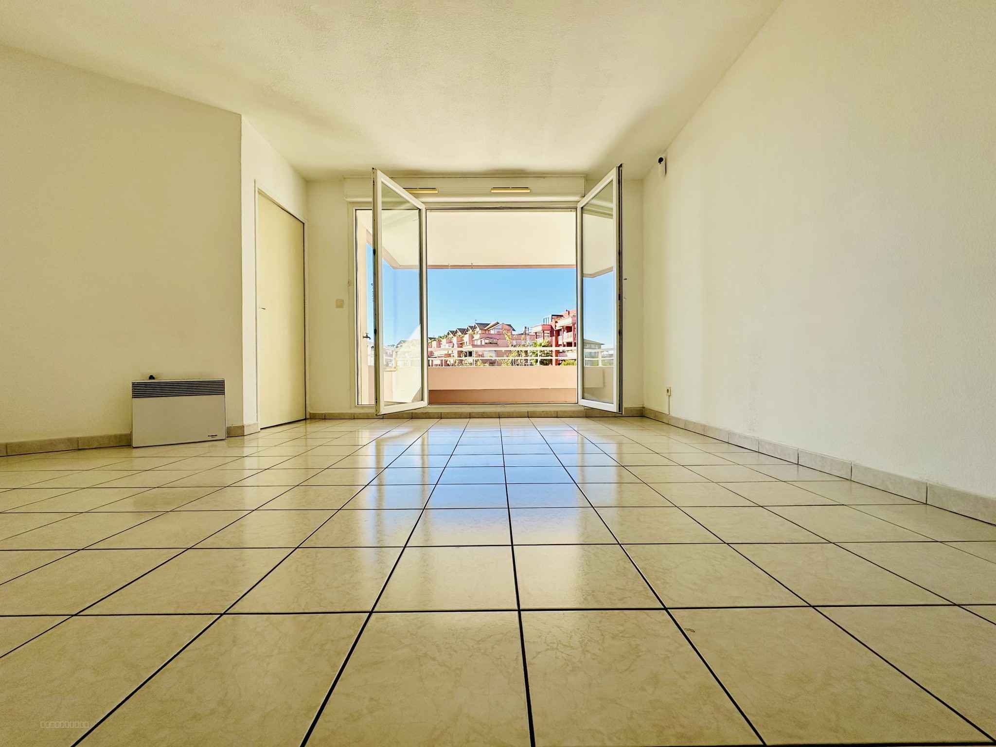 EXCLUSIF LATTES VASQUE - SUPERBE T3 DE 75M2  AVEC TERRASSE DE 14M2, 2 CHAMBRES, PARKING + OPTION GARAGE — photo 2