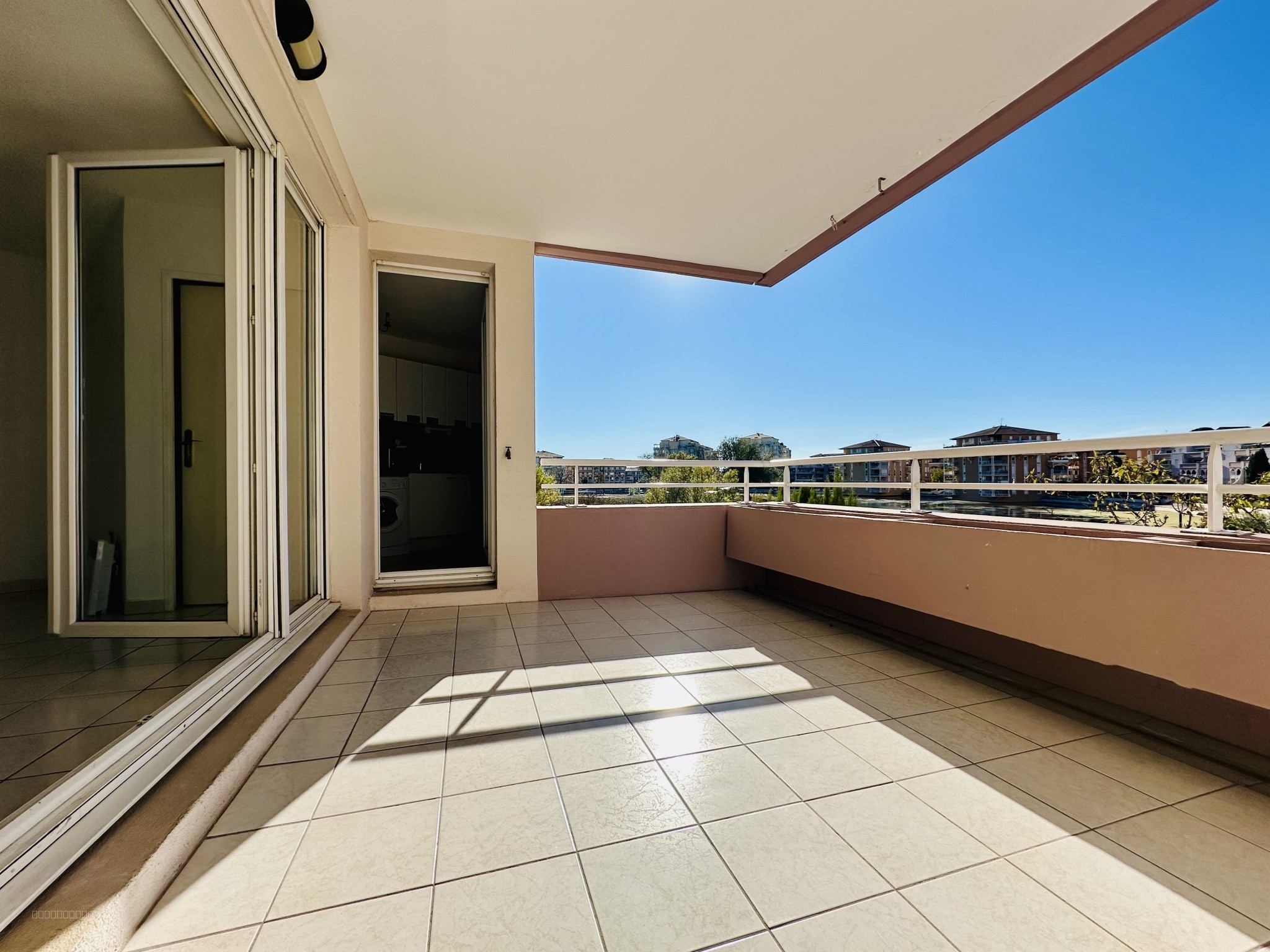 EXCLUSIF LATTES VASQUE - SUPERBE T3 DE 75M2  AVEC TERRASSE DE 14M2, 2 CHAMBRES, PARKING + OPTION GARAGE — photo 4