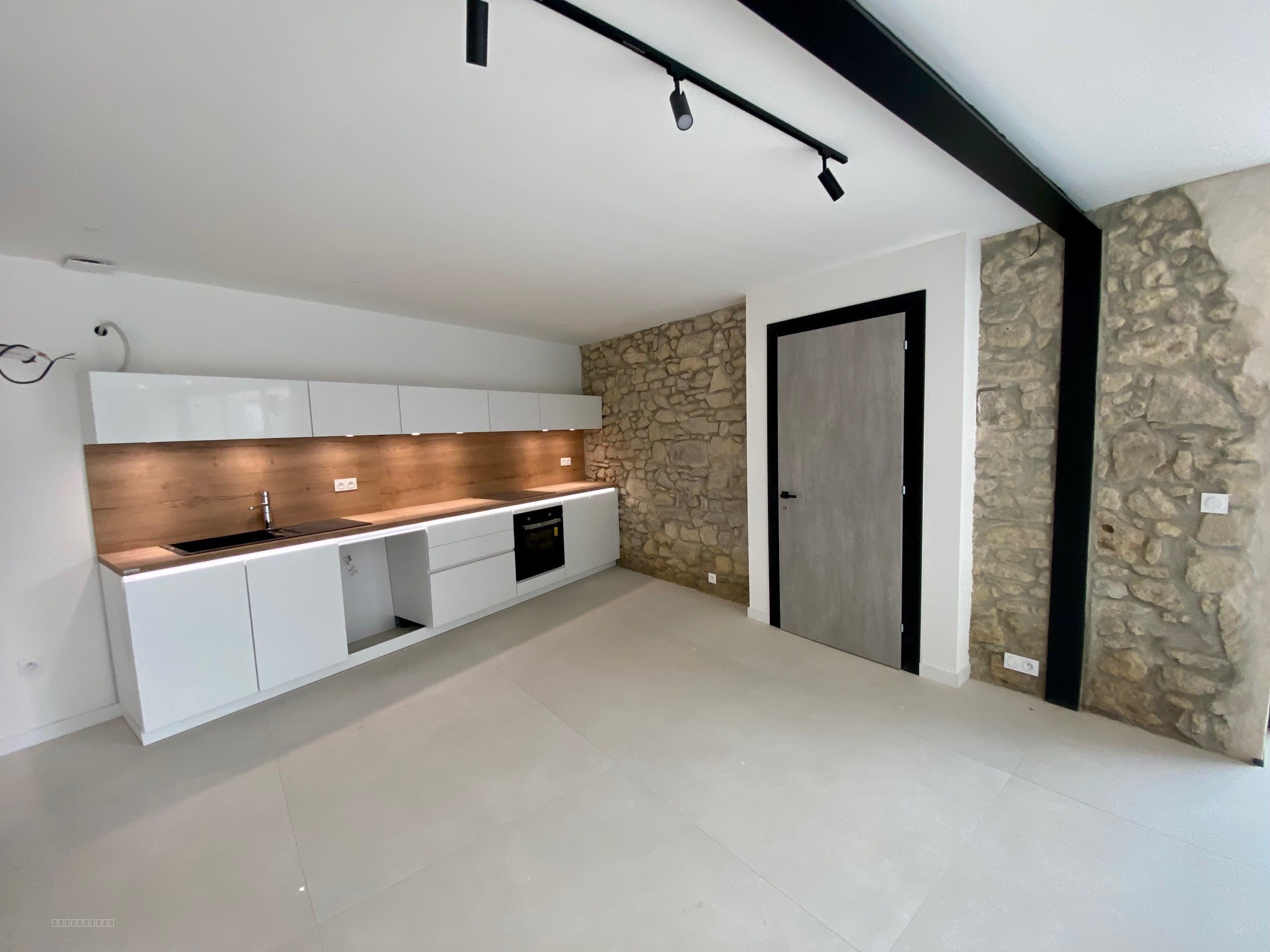 SAINT JEAN DE VEDAS   RARE   LOFT ART DECO NEUF T3/4 de 96m2 avec une COUR de 30m2 intimiste très ENSOLLEILLEE — photo 2