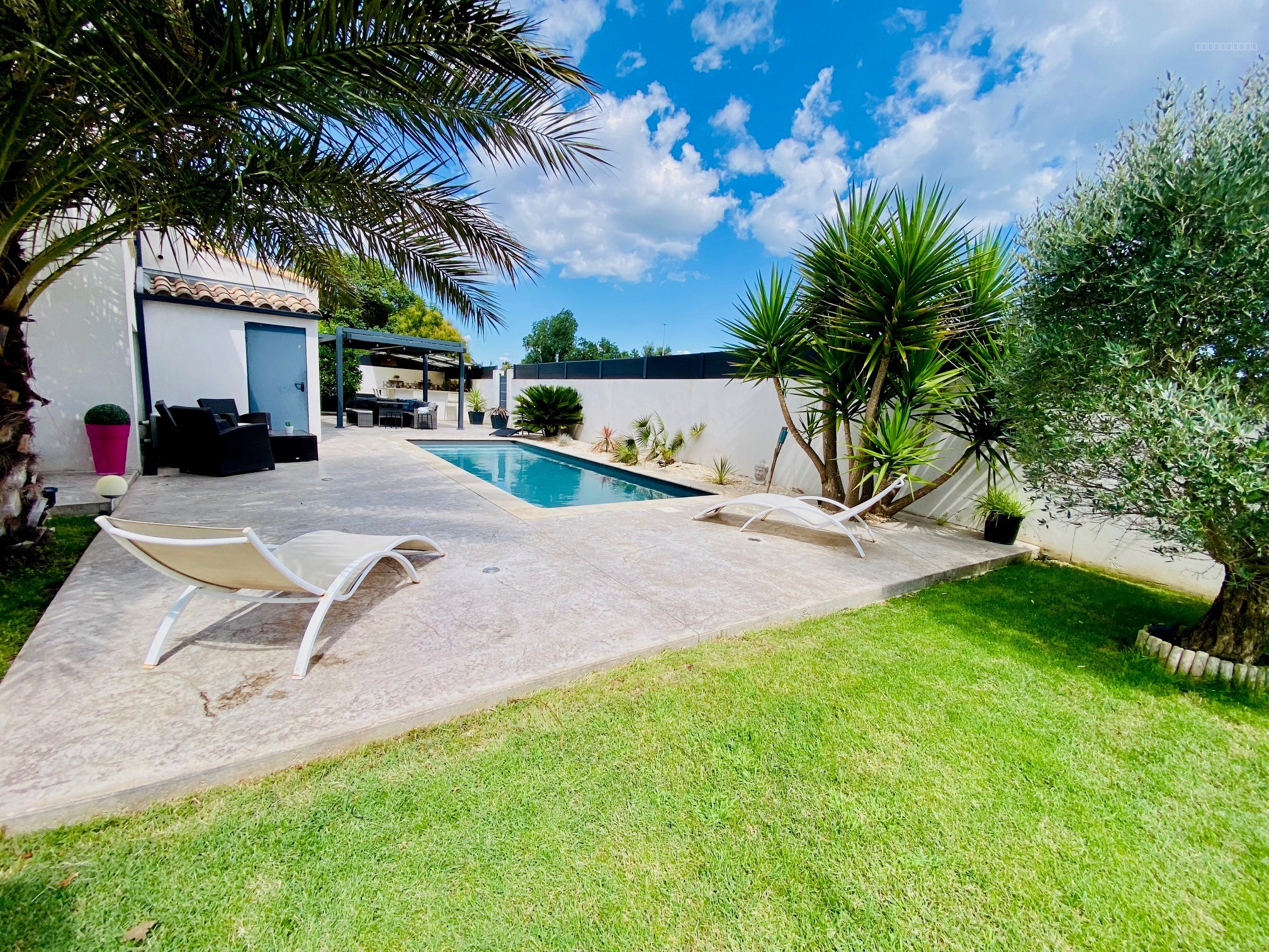 VILLA LATTES - MAGNIFIQUE VILLA  D'ARCHITECTE 4 CHAMBRES DE 175M2 SUR 675M2 DE TERRAIN AVEC PISCINE ET JACUZZI — photo 13