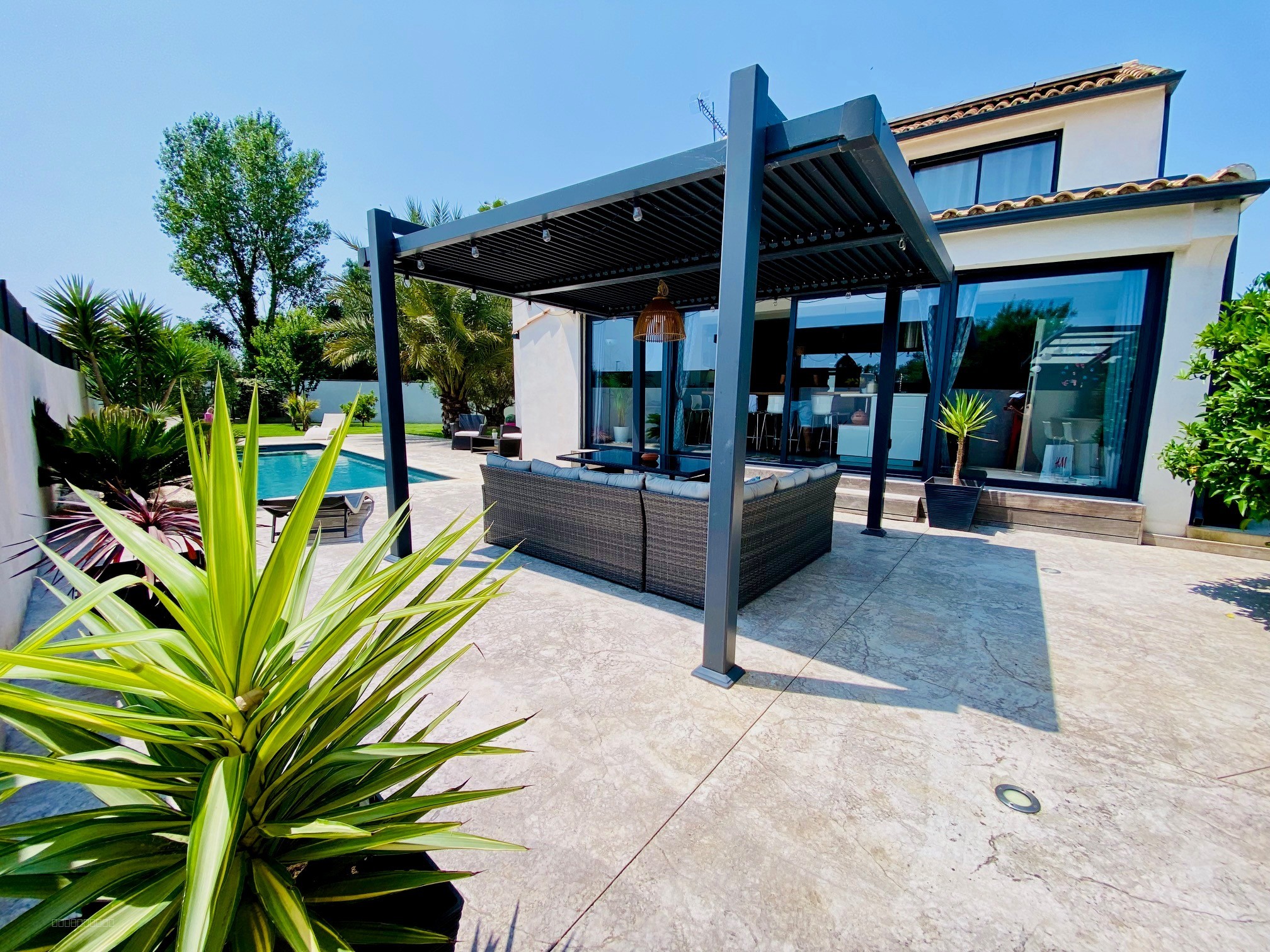 VILLA LATTES - MAGNIFIQUE VILLA  D'ARCHITECTE 4 CHAMBRES DE 175M2 SUR 675M2 DE TERRAIN AVEC PISCINE ET JACUZZI — photo 4