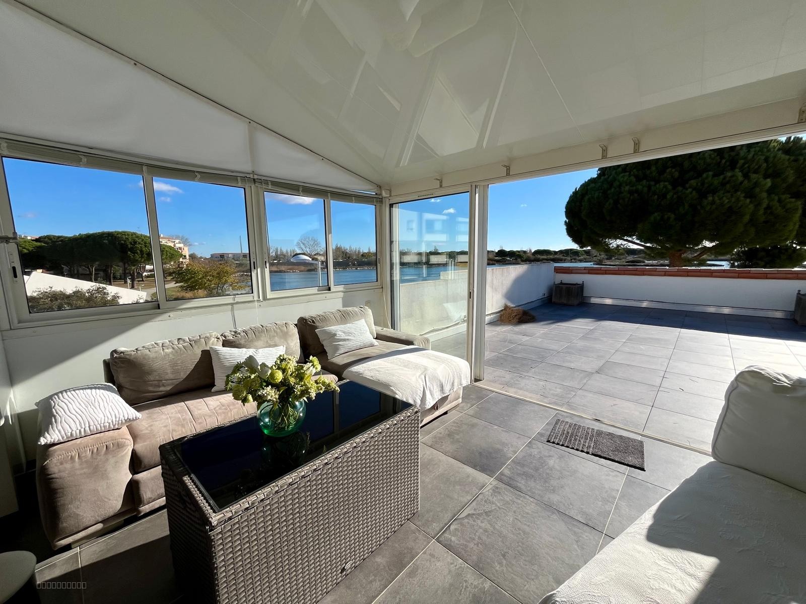 Superbe T3 duplex de 69m2 habitables avec vue sur le lac et avec garage - PORT CAMARGUE LAC SALONIQUE — photo 4