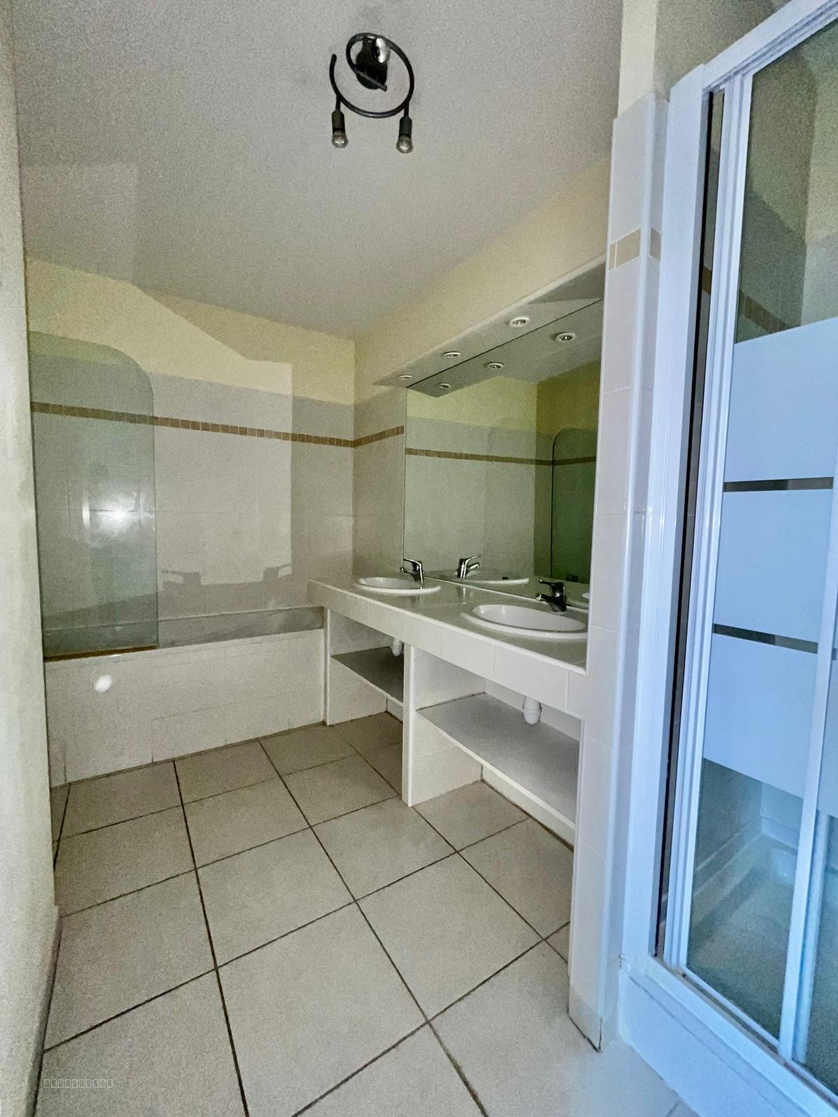 Appartement T4 de 105M2 en RDC avec parking et garage - SECTEUR BOUTONNET MONTPELLIER — photo 8