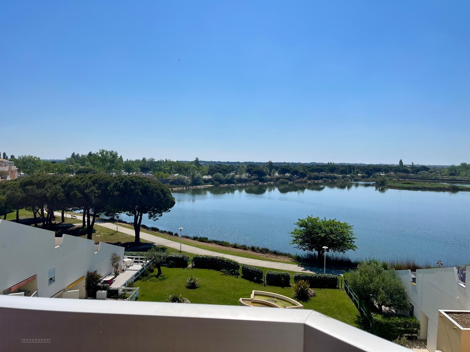 Magnifique T2 cabine de 32M2 entirement rénové avec vue sur le Lac Salonique - PORT CAMARGUE — photo 2