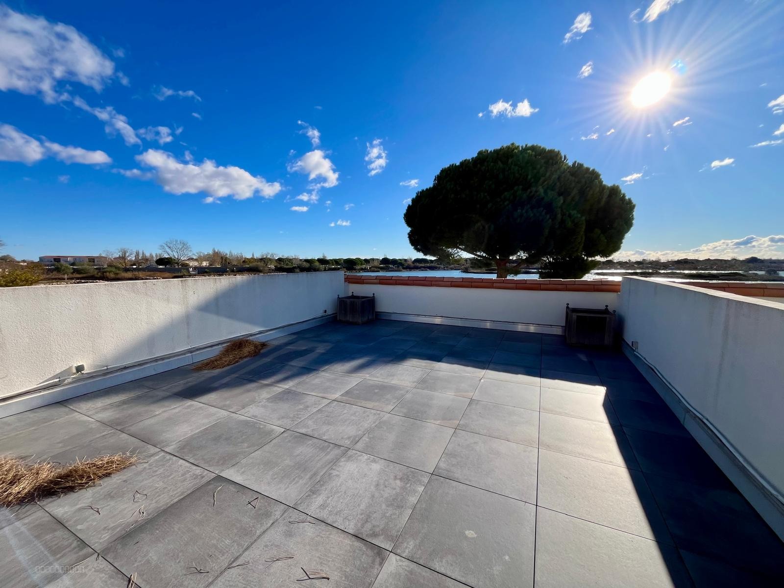 Superbe T3 duplex de 69m2 habitables avec vue sur le lac et avec garage - PORT CAMARGUE LAC SALONIQUE — photo 2