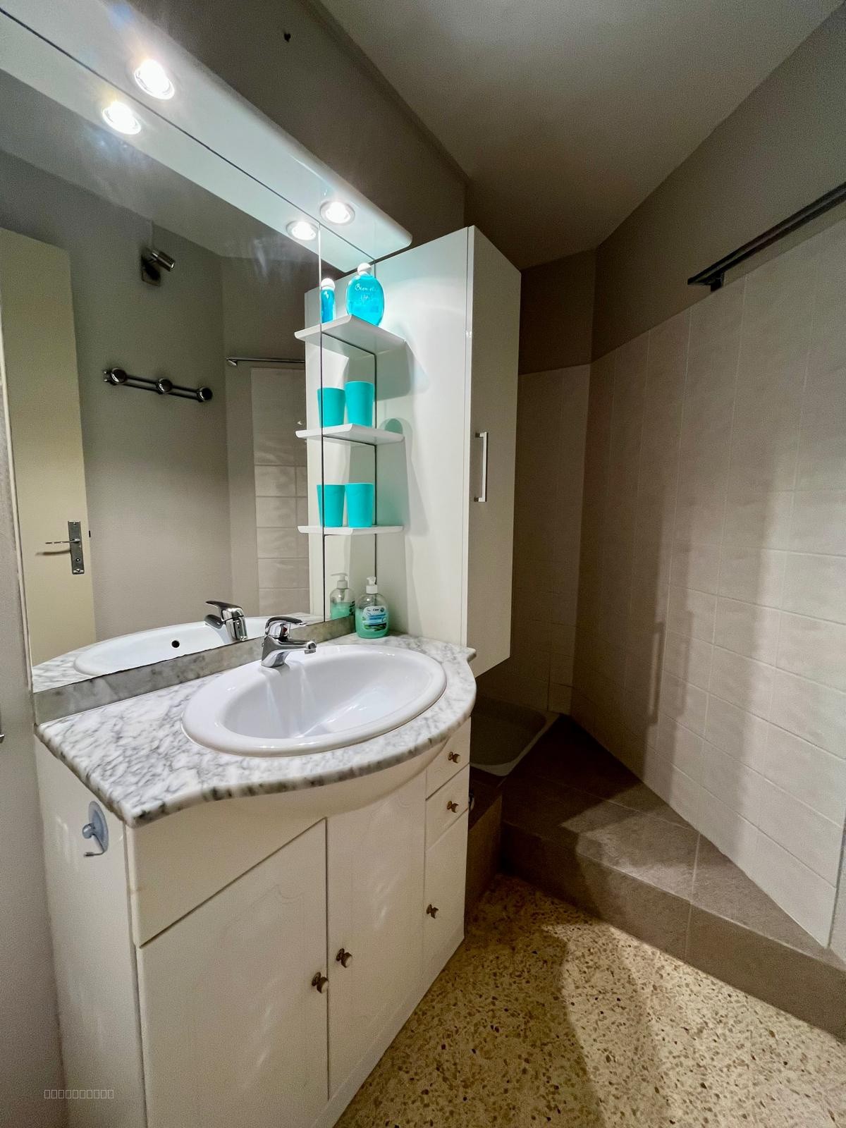 Appartement T2 de 27m2 rénové au 5ème et dernier étage avec parking - RESIDENCE PORT ROYAL GRAU-DU-ROI — photo 6