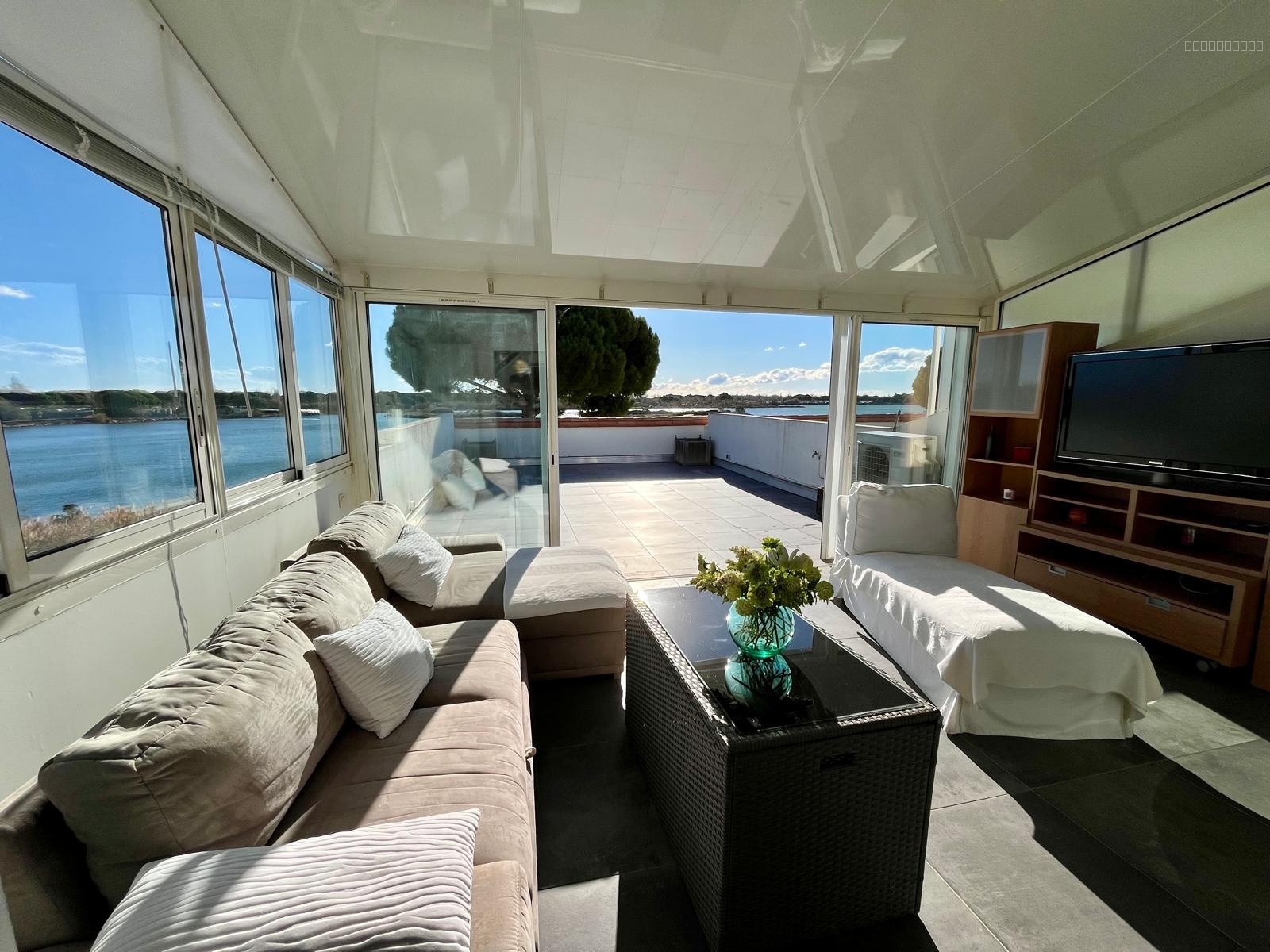 Superbe T3 duplex de 69m2 habitables avec vue sur le lac et avec garage - PORT CAMARGUE LAC SALONIQUE — photo 3