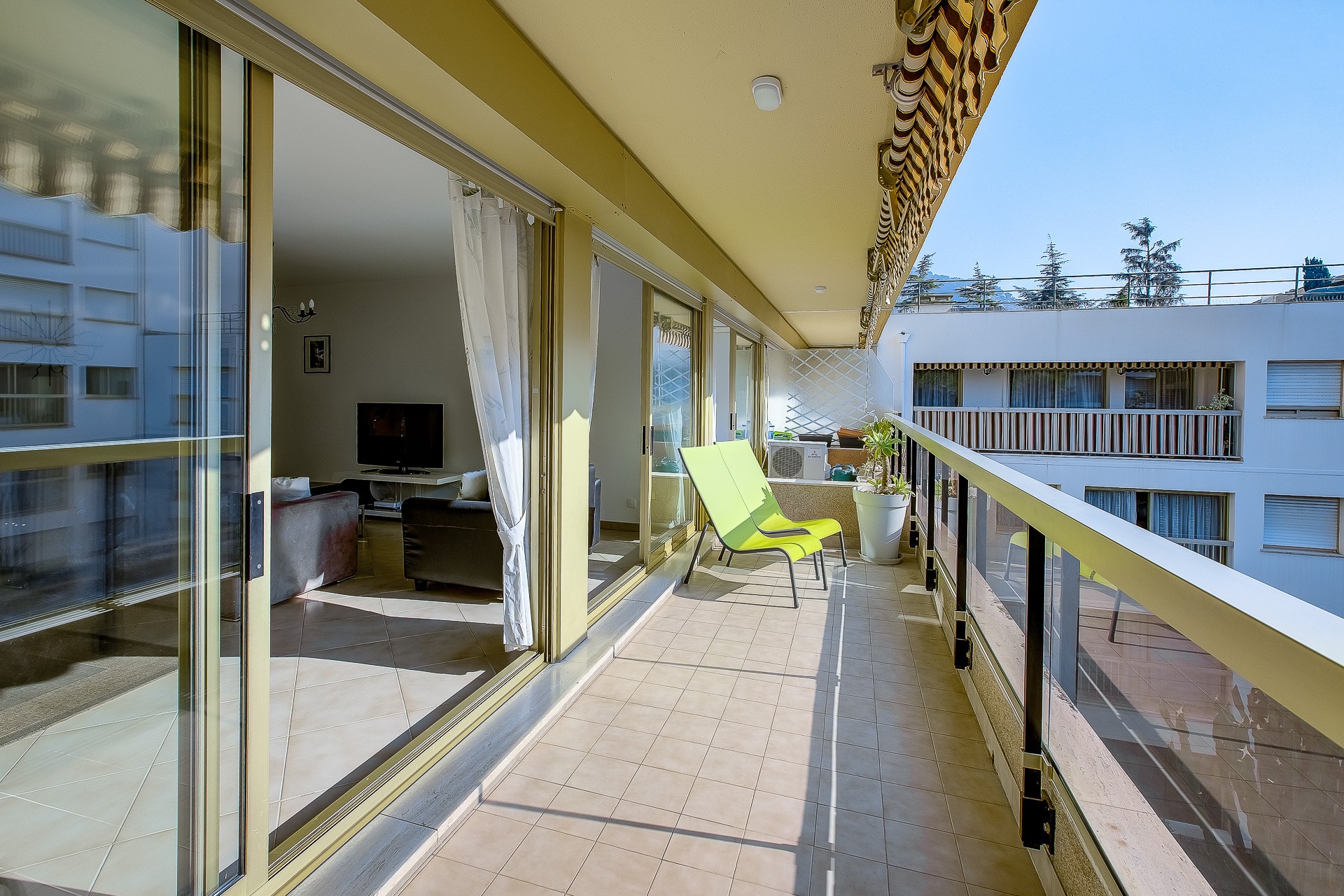 MENTON GARAVAN - GRAND 4 PIECES / 3 CHAMBRES DE 93 M2 AVEC TERRASSE , 2 CAVES, PARKING ET PISCINE — photo 9