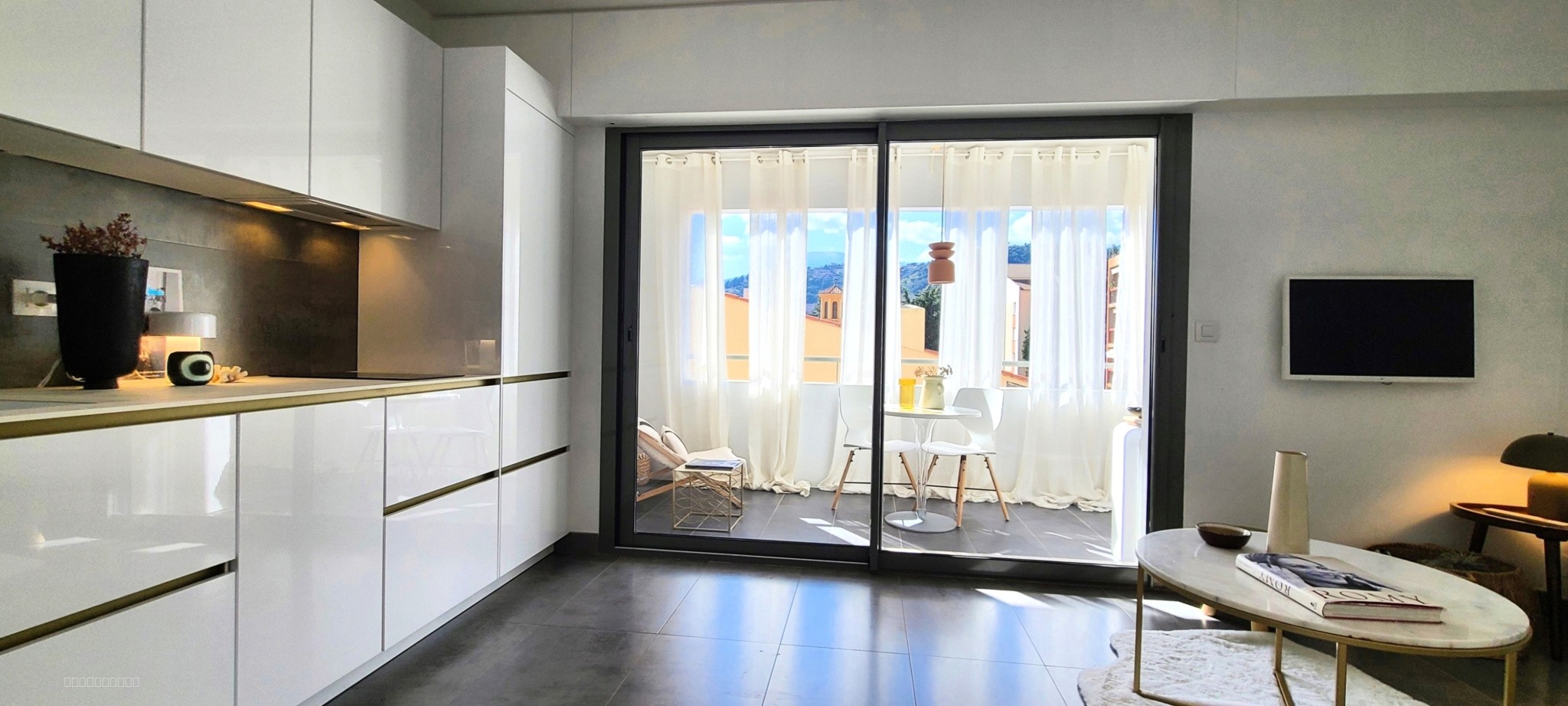 MENTON / GARAVAN -DANS UNE RÉSIDENCE DE STANDING AVEC LOGGIA 8 m2, CAVE ET PARKING*. — photo 2