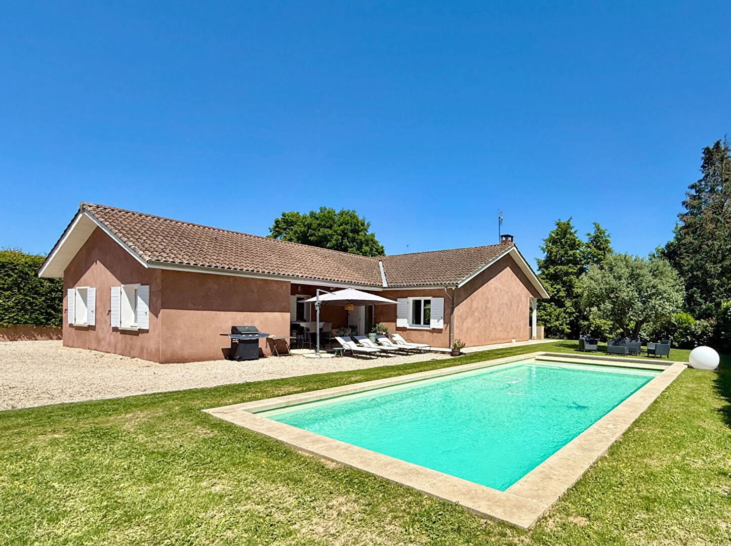 Maison plain pied 130 sur terrain 2.710 m2 avec piscine, garage et dépendance — photo 2