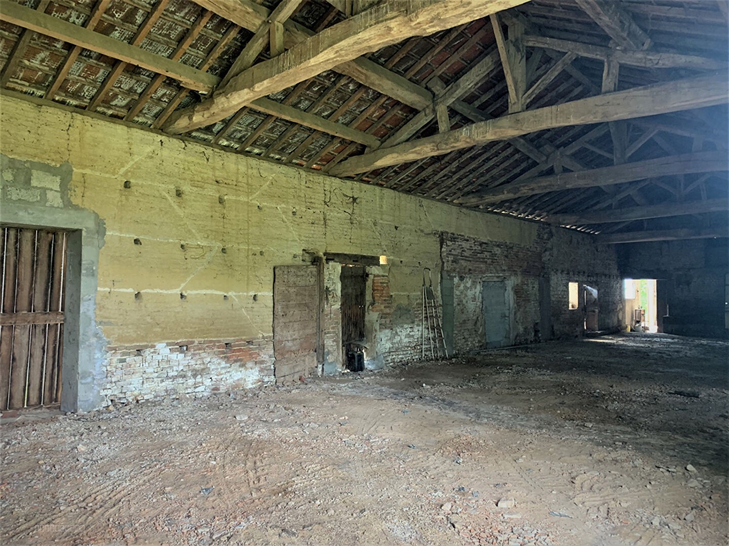 Grange à aménager de 500 m2 au sol sur 3000m2 de terrain — photo 2
