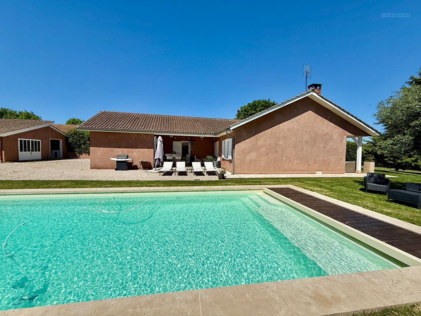 Maison plain pied 130 sur terrain 2.710 m2 avec piscine, garage et dépendance — photo 5
