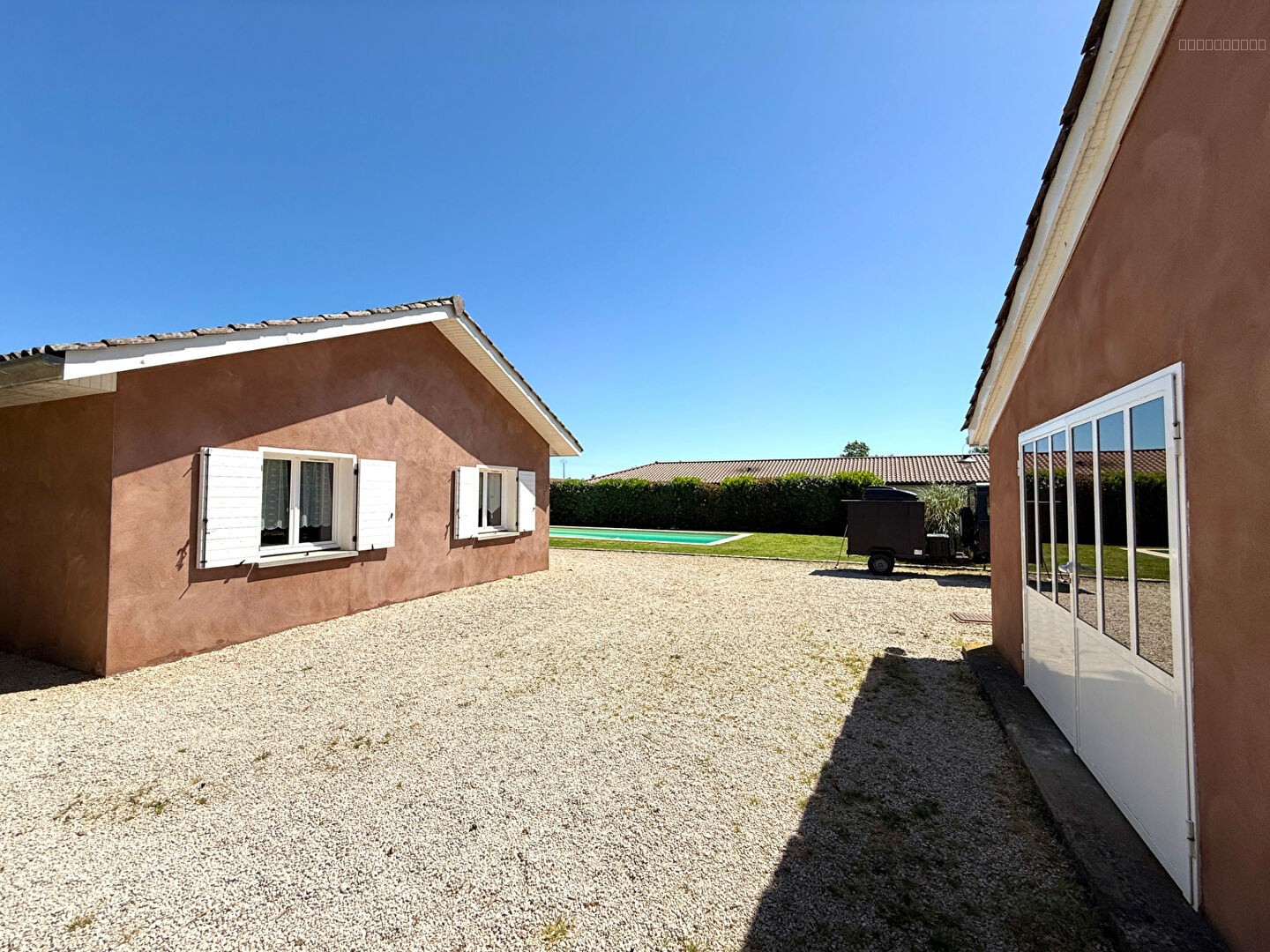 Maison plain pied 130 sur terrain 2.710 m2 avec piscine, garage et dépendance — photo 9