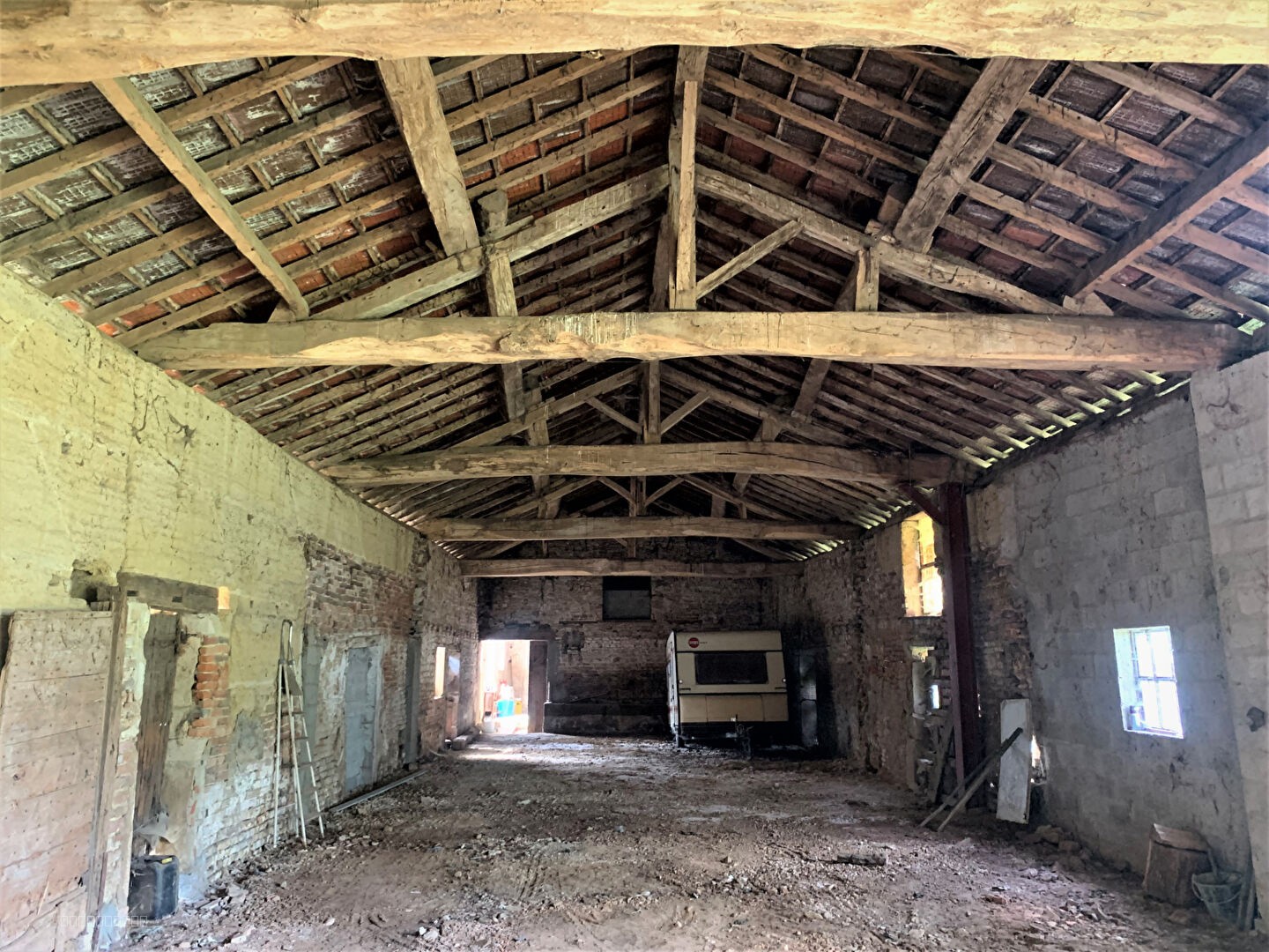 Grange à aménager de 500 m2 au sol sur 3000m2 de terrain — photo 4