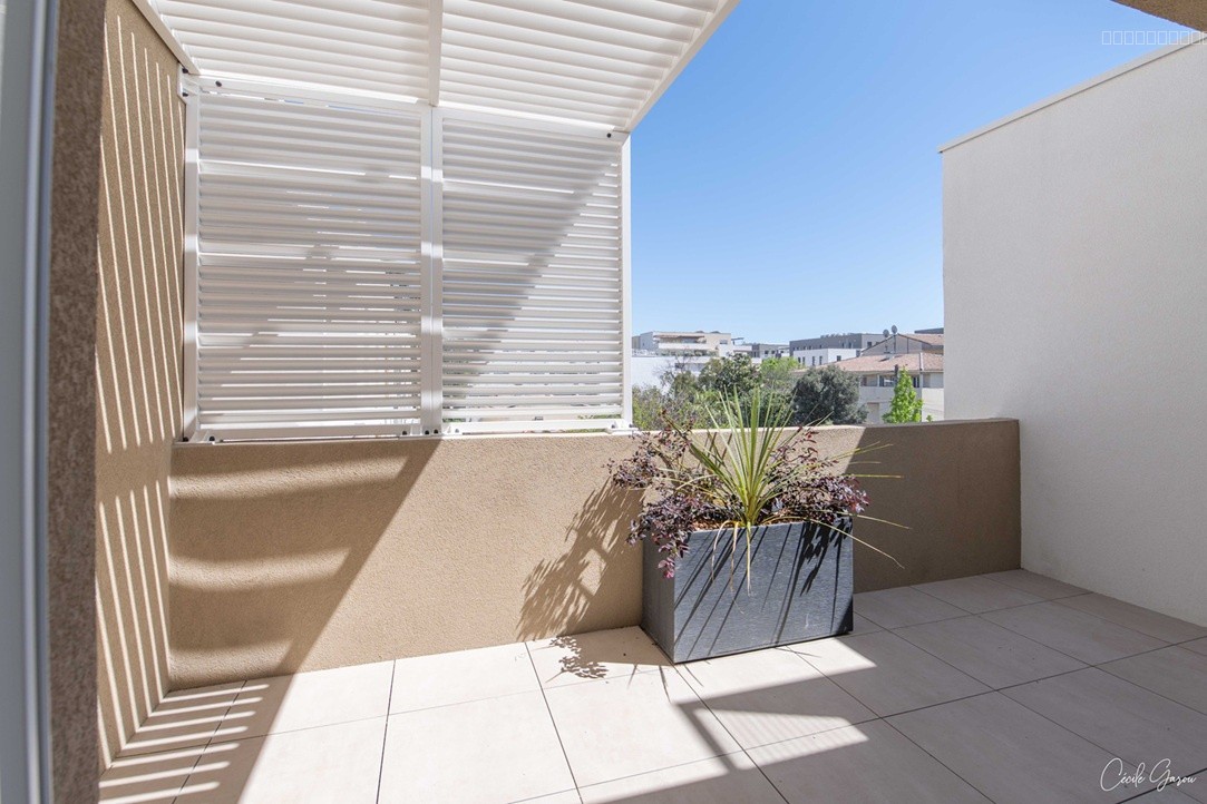 Disponible immédiatement   Dernier étage - T3 avec terrasse et parking NIMES — photo 3