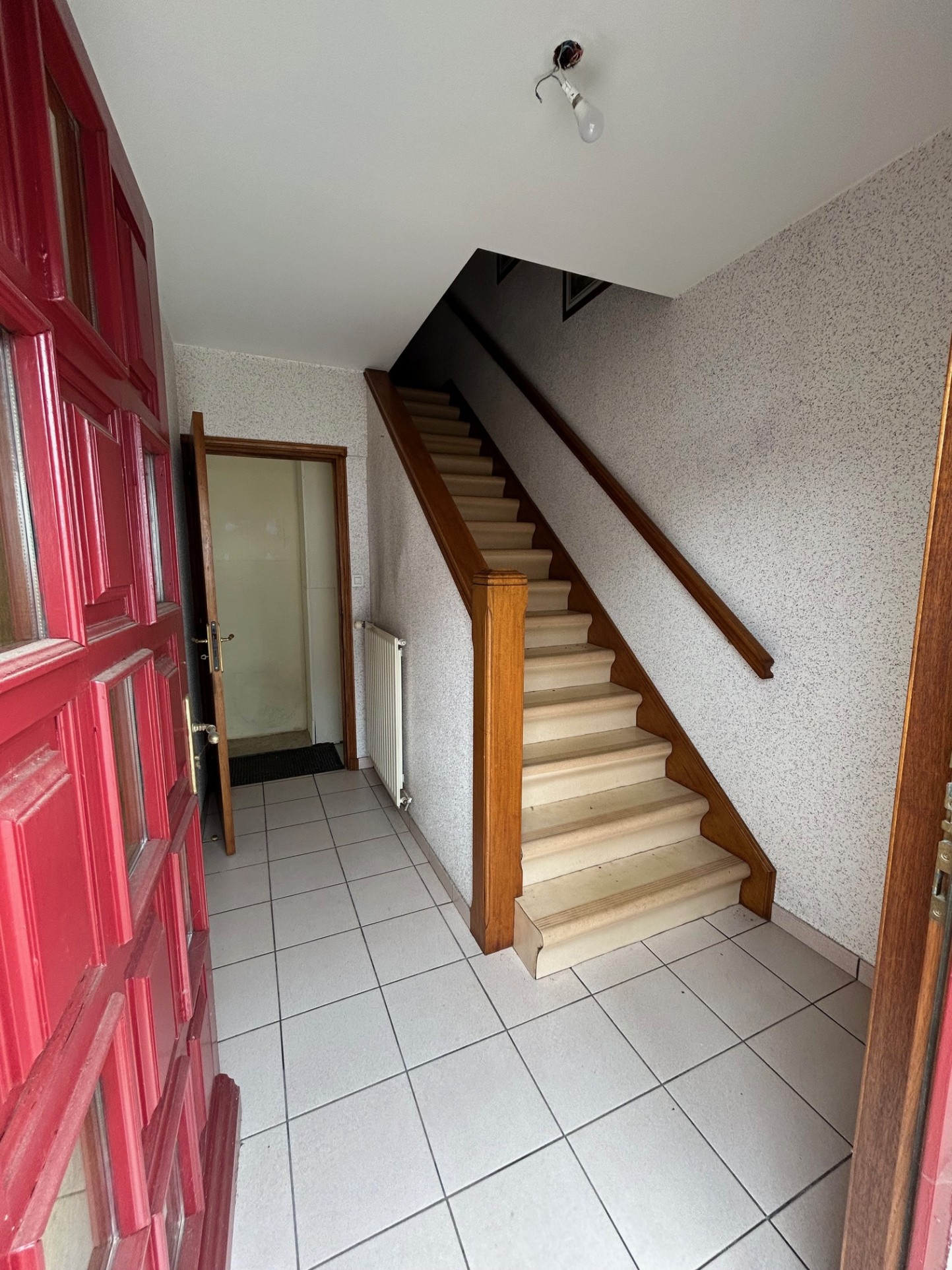 Maison à vendre dans le village de Saint-Bonnet-Le-Froid avec terrain et garage. — photo 4