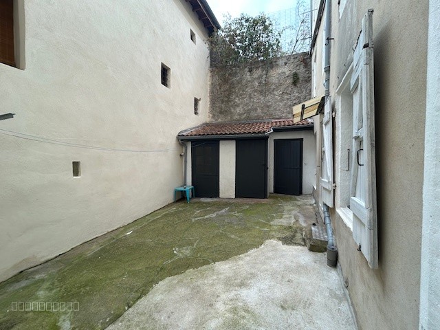 Maison à vendre à Annonay avec garage et cour intérieure — photo 2