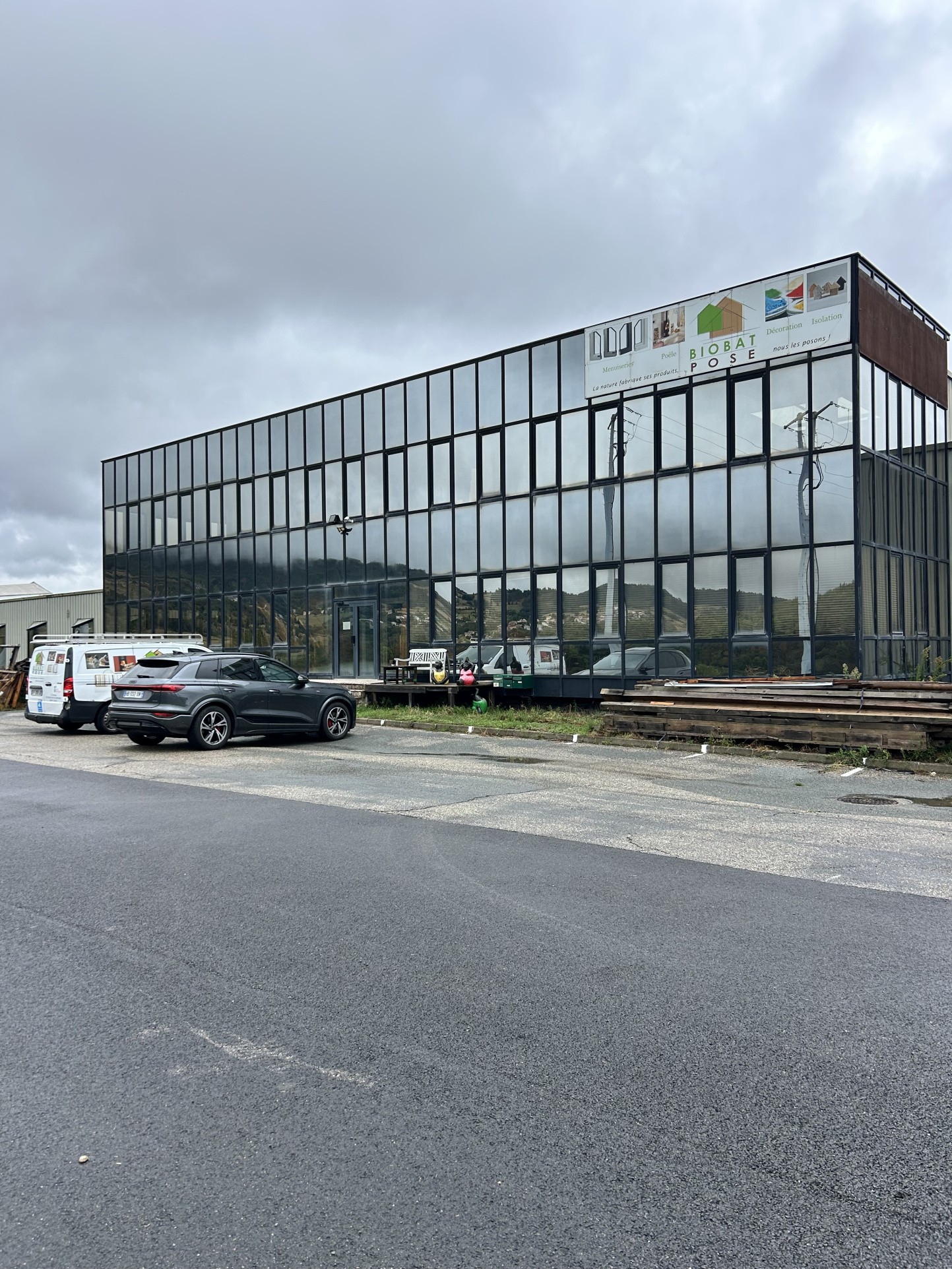 À VENDRE   BÂTIMENT PROFESSIONNEL DE 500 m2 AVEC TERRAIN ET POTENTIEL D’EXTENSION — photo 2