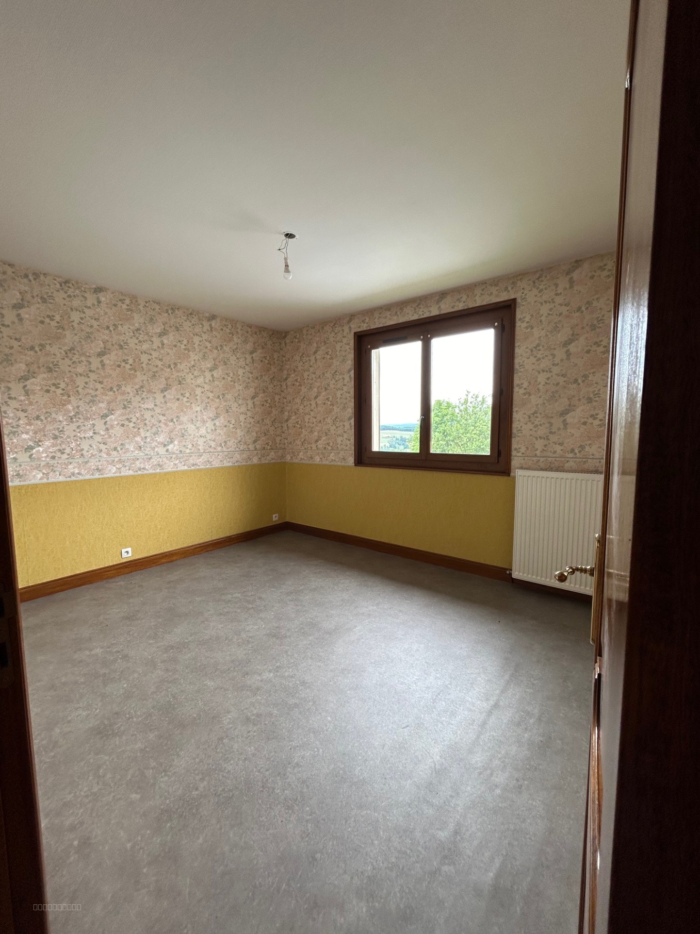 Maison à vendre dans le village de Saint-Bonnet-Le-Froid avec terrain et garage. — photo 10