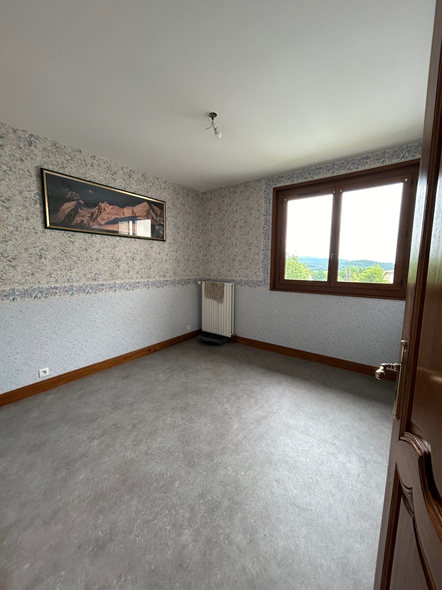 Maison à vendre dans le village de Saint-Bonnet-Le-Froid avec terrain et garage. — photo 9
