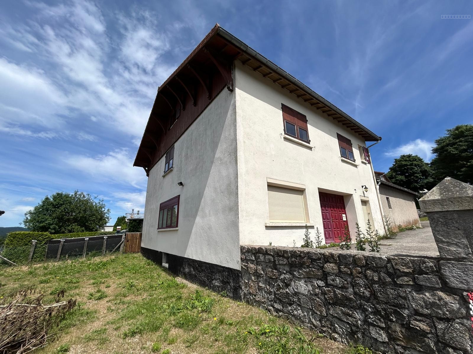 Maison à vendre dans le village de Saint-Bonnet-Le-Froid avec terrain et garage. — photo 3