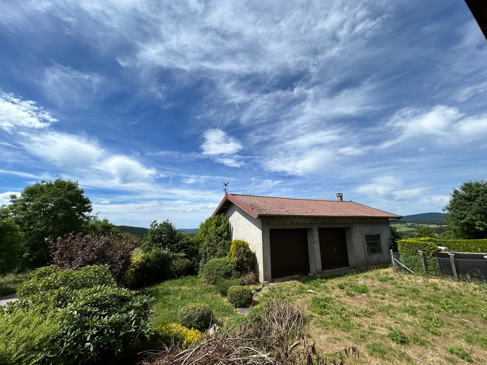Maison à vendre dans le village de Saint-Bonnet-Le-Froid avec terrain et garage. — photo 2