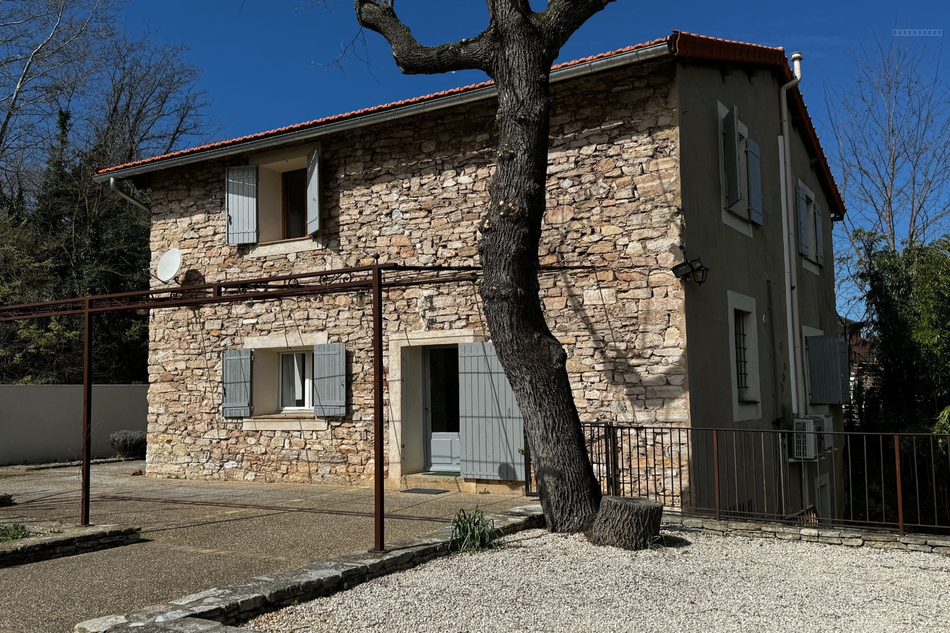 Luberon - Charmante maison en pierre / 4 chambres avec dépendances — photo 17