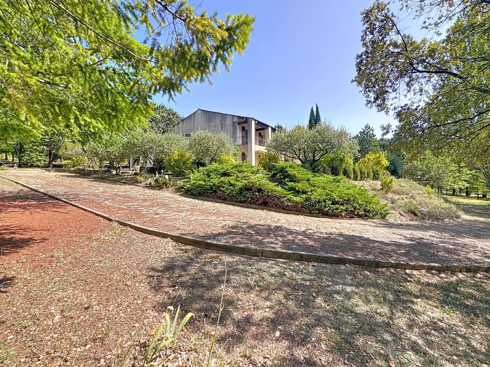 Luberon ? Grande Villa typique des années 70, sur — photo 3