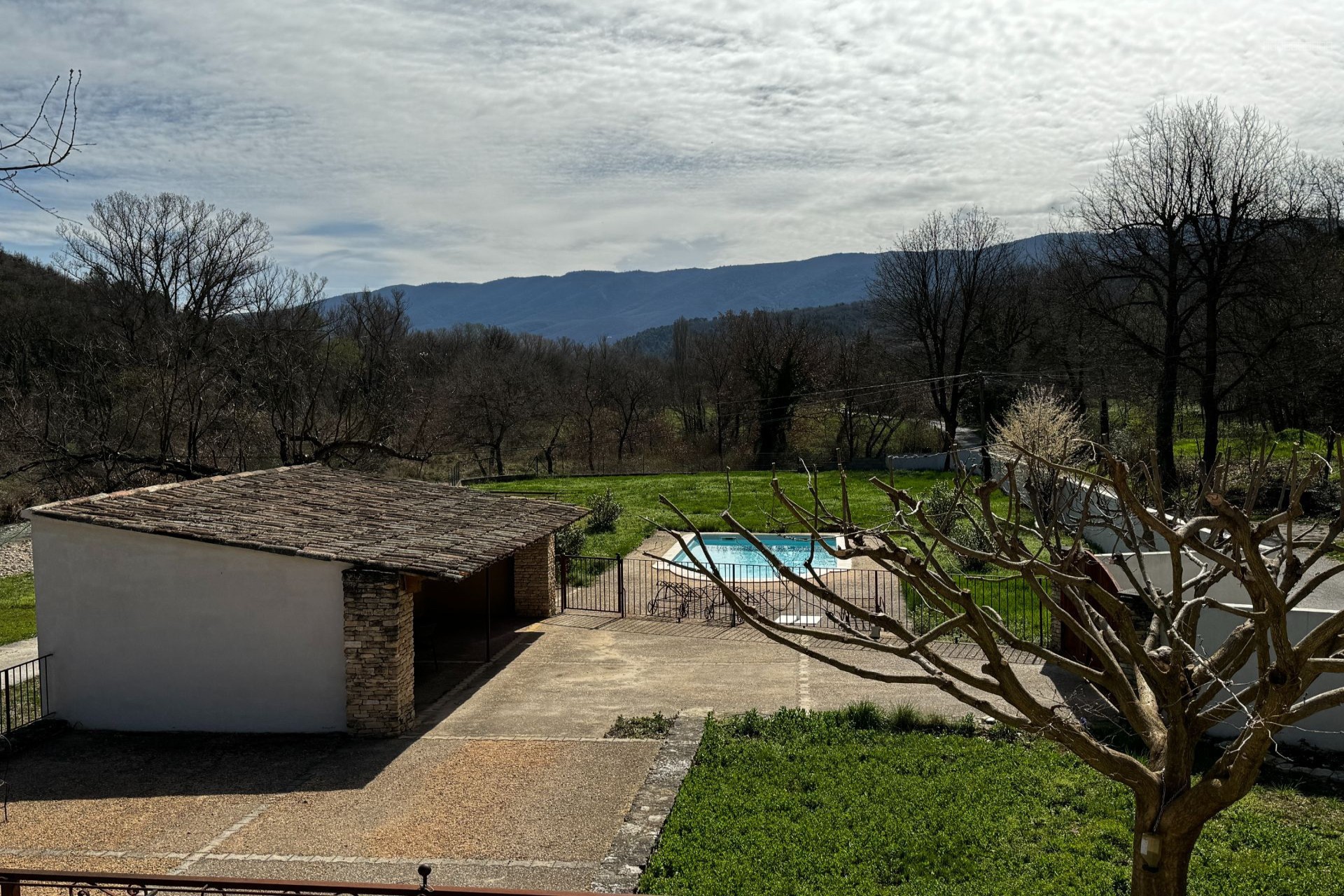 Luberon - Charmante maison en pierre / 4 chambres avec dépendances — photo 11