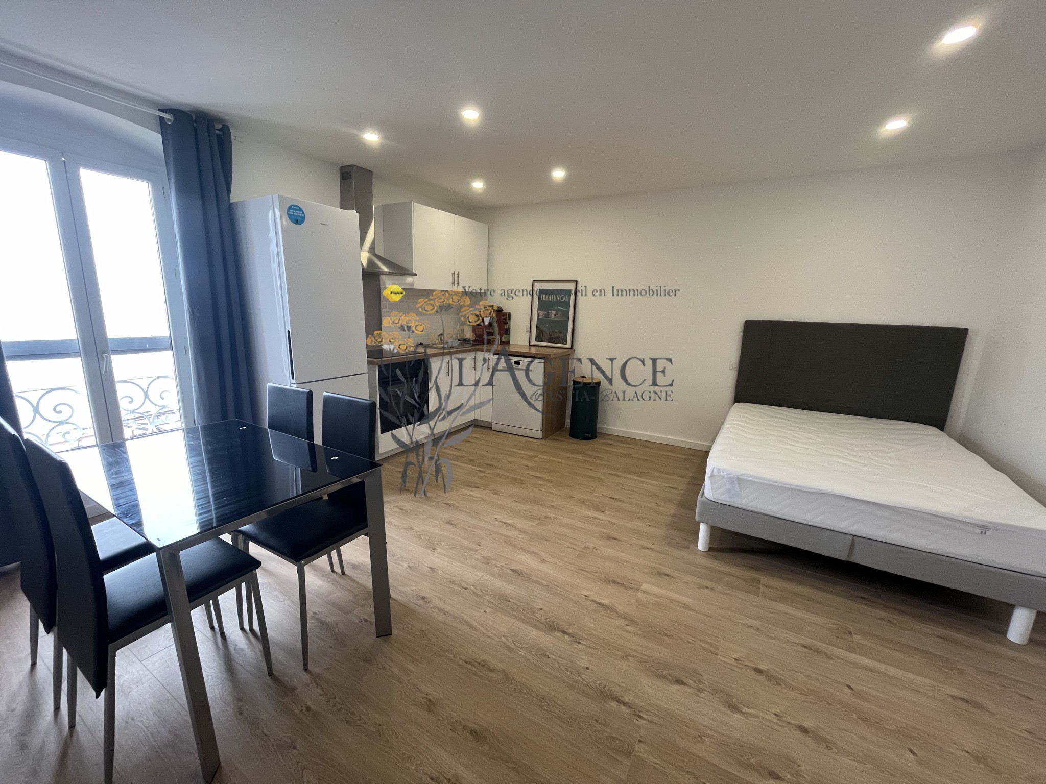 GRAND STUDIO MEUBLE CENTRE-VILLE- VUE MER — photo 2