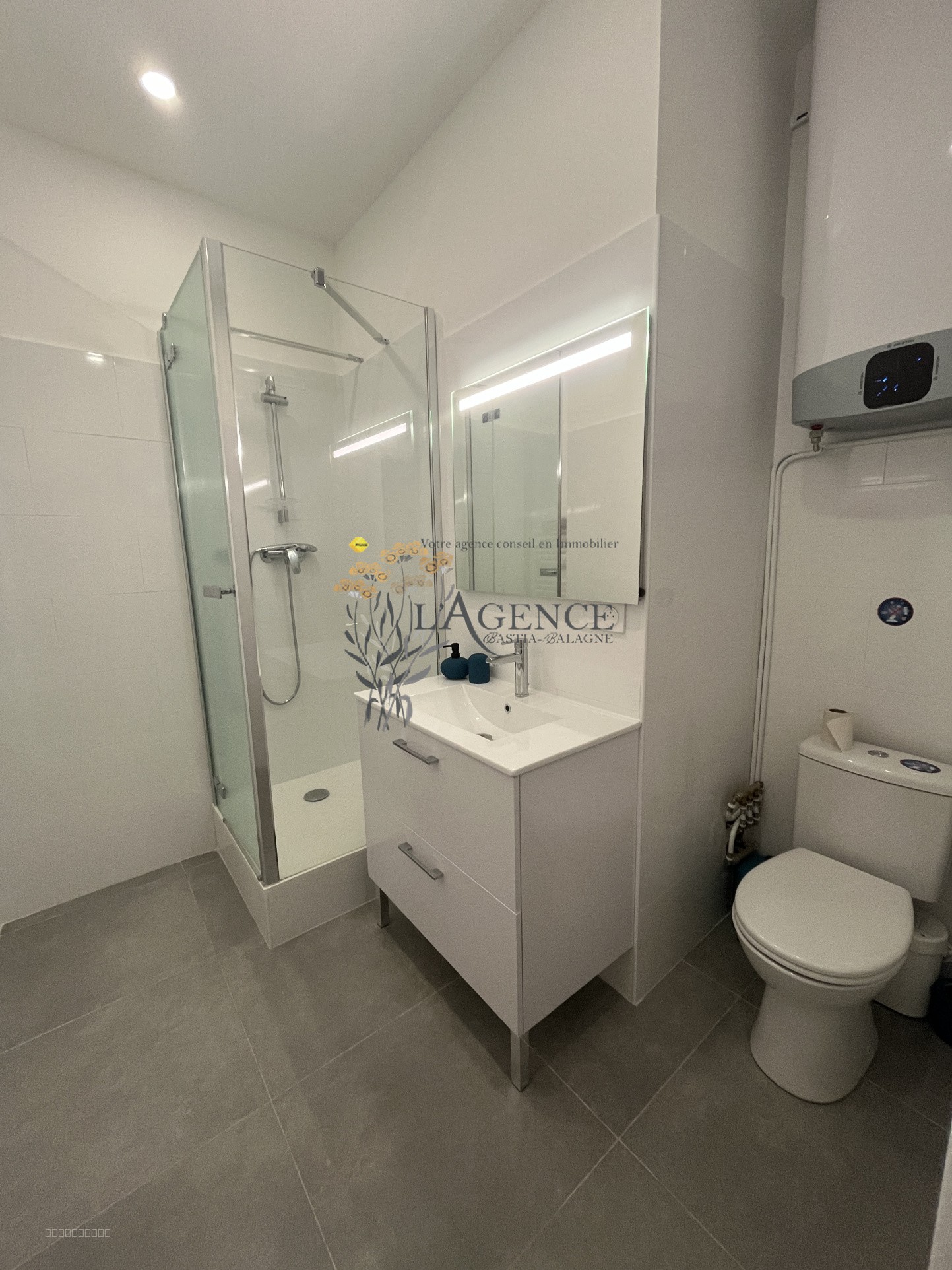 GRAND STUDIO MEUBLE CENTRE-VILLE- VUE MER — photo 6