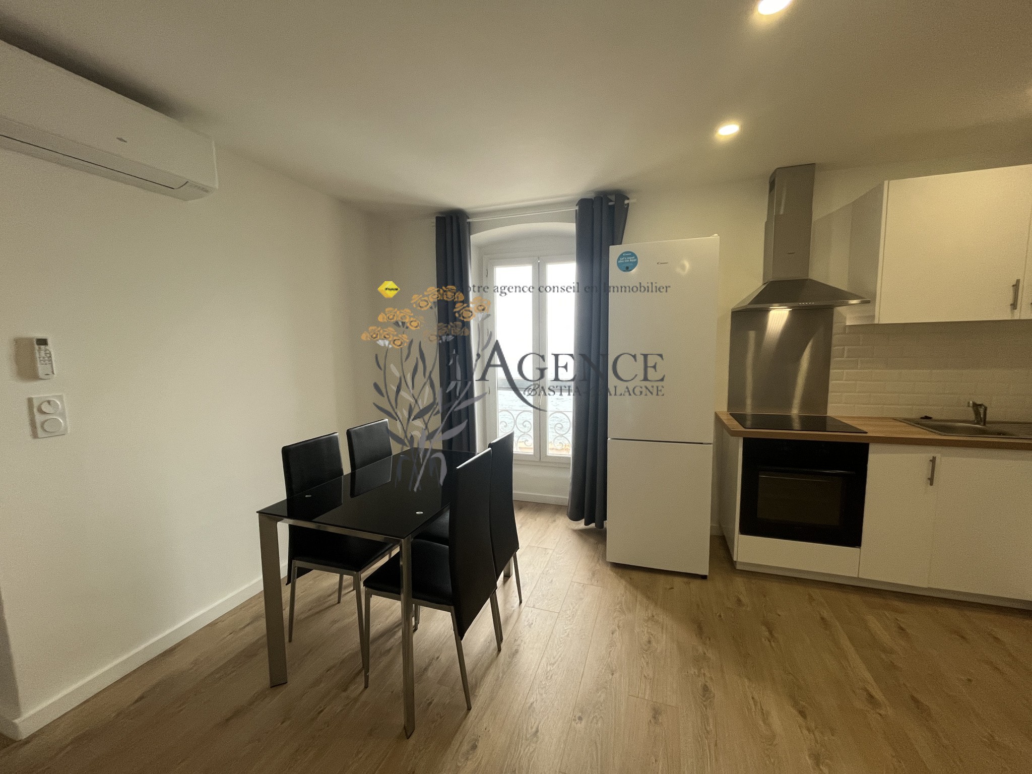 GRAND STUDIO MEUBLE CENTRE-VILLE- VUE MER — photo 4