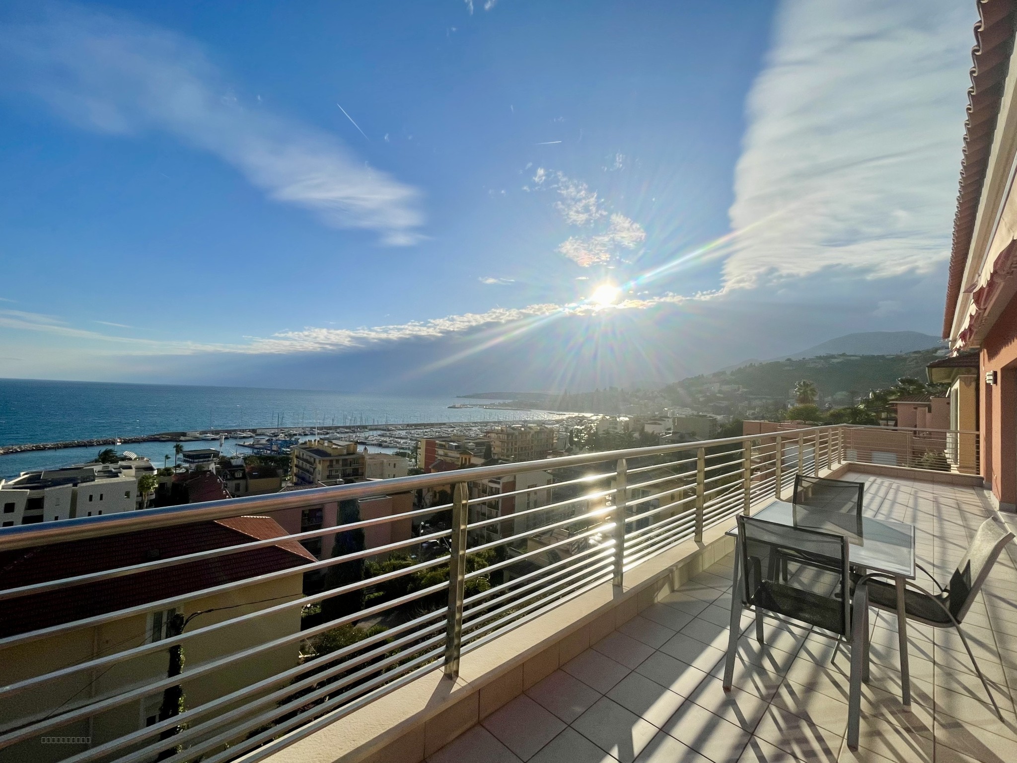 4 PIECES DERNIER ETAGE A MENTON GARAVAN — photo 2