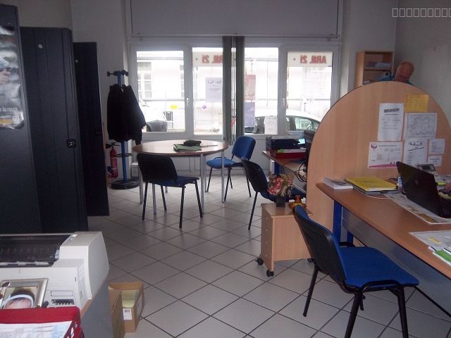 LOCAL DE 90 M2 SITUE EN CENTRE VILLE — photo 1