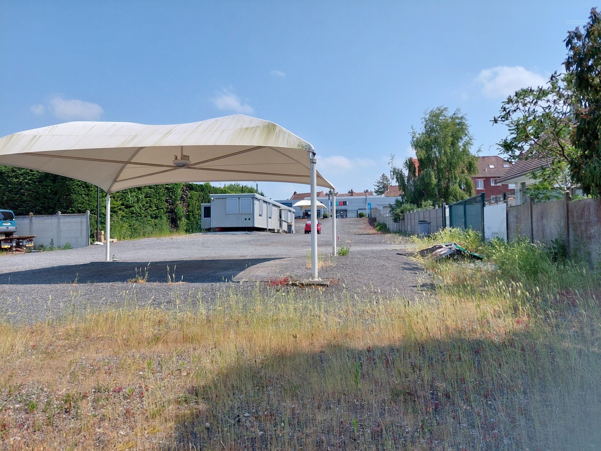 TERRAIN COMMERCIAL SUR UN AXE TRES PASSANT — photo 1