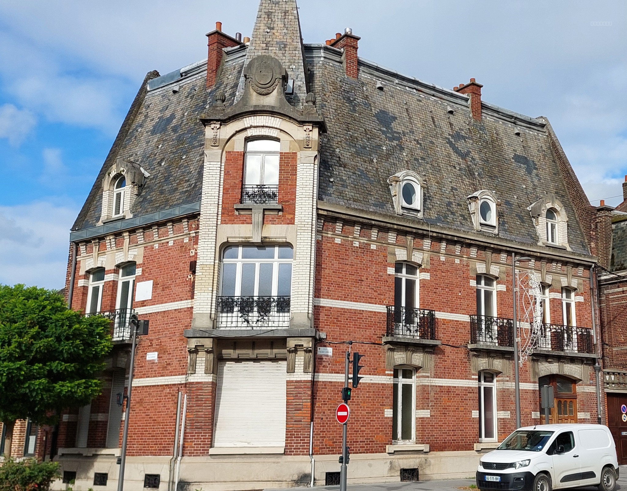 BATIMENT EN ANGLE SUR BOULEVARD