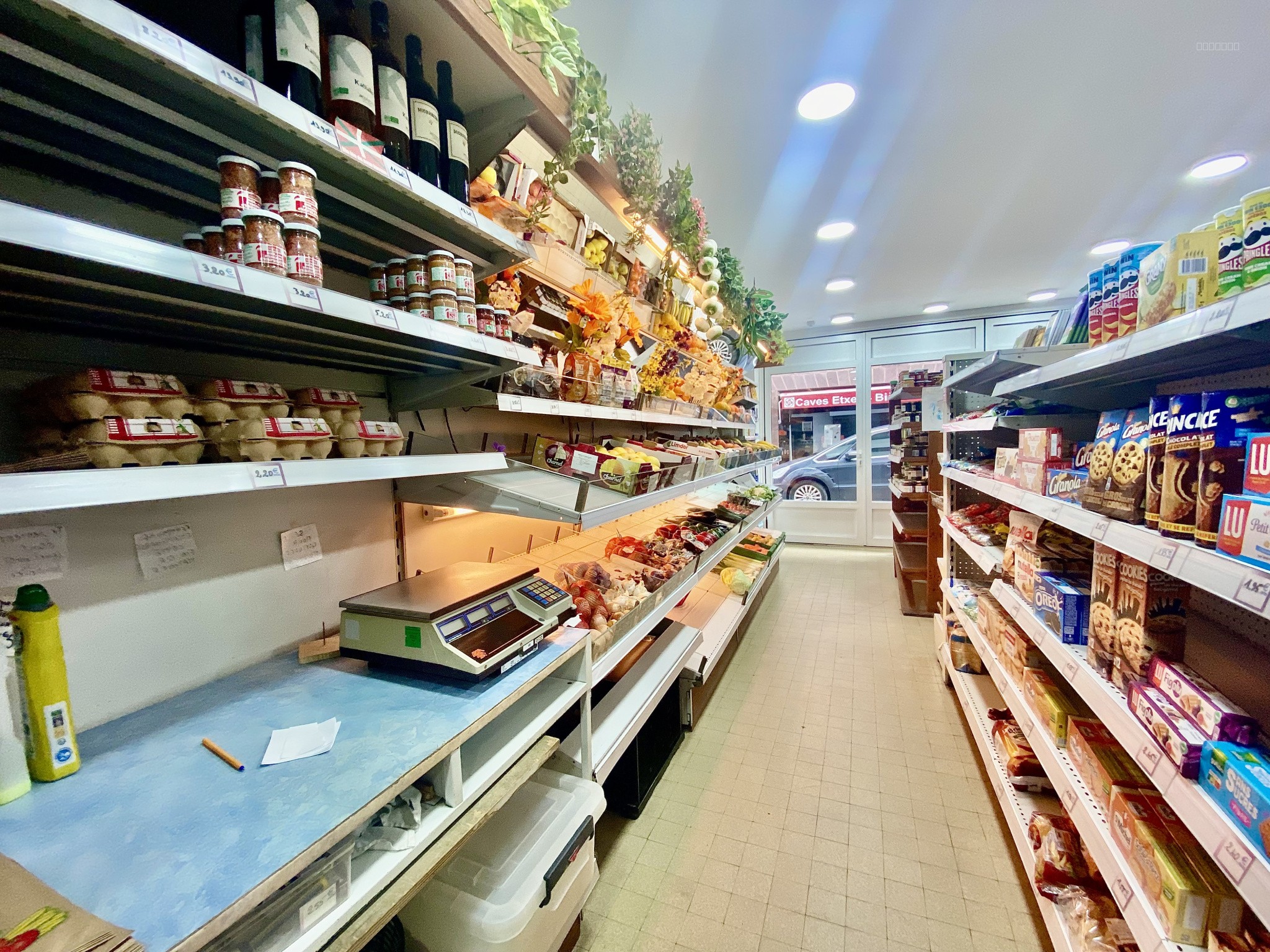 Fonds de commerce épicerie au centre ville de Saint Jean Pied de Port — photo 3