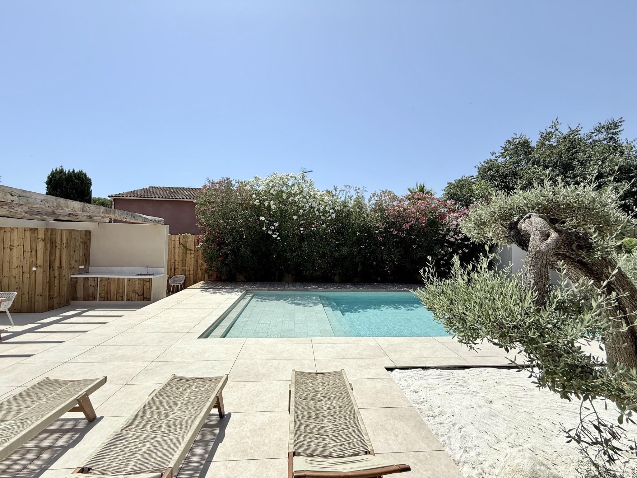 PEROLS maison T6 avec piscine au sel et garage — photo 10