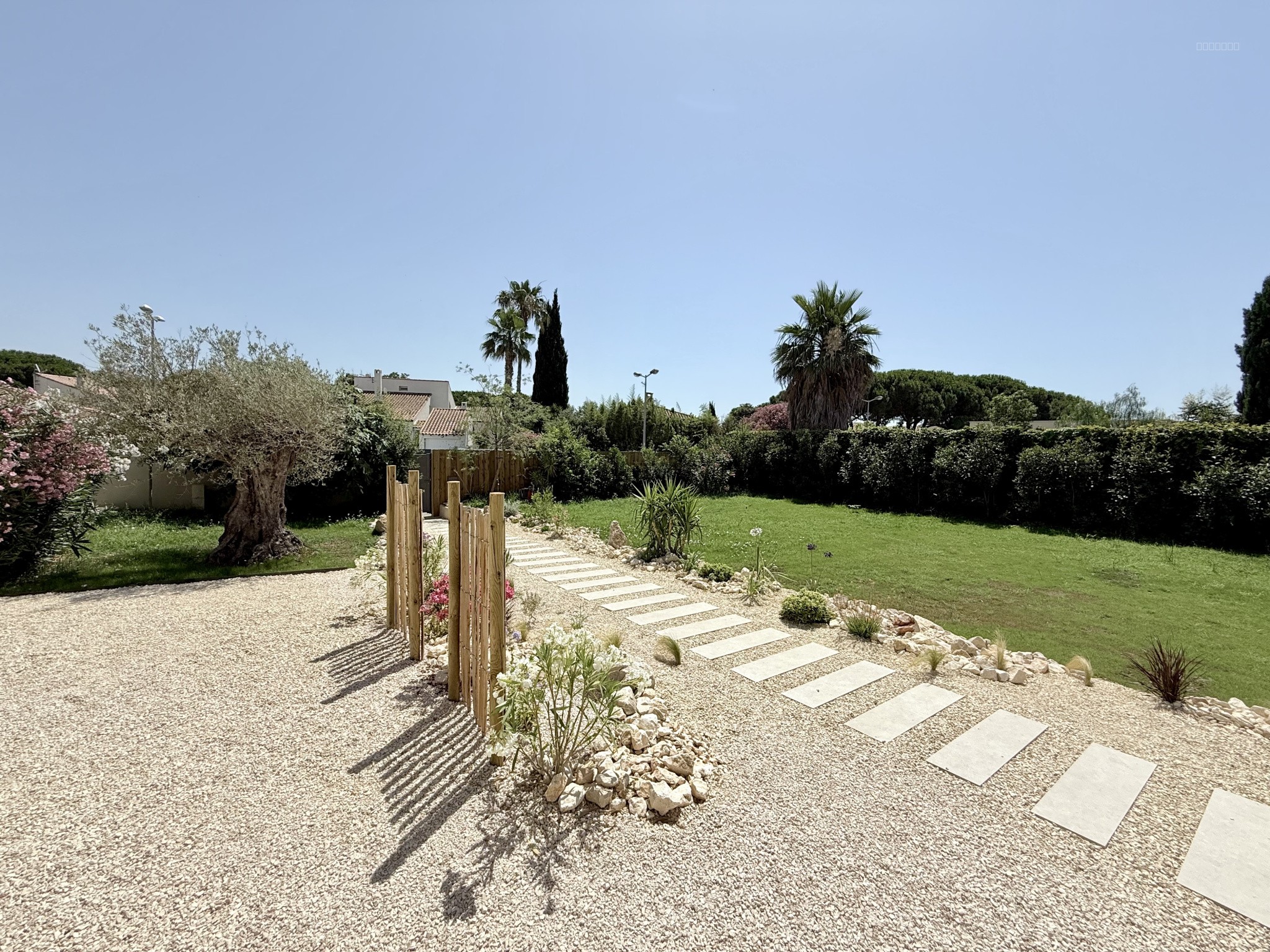 PEROLS maison T6 avec piscine au sel et garage — photo 9
