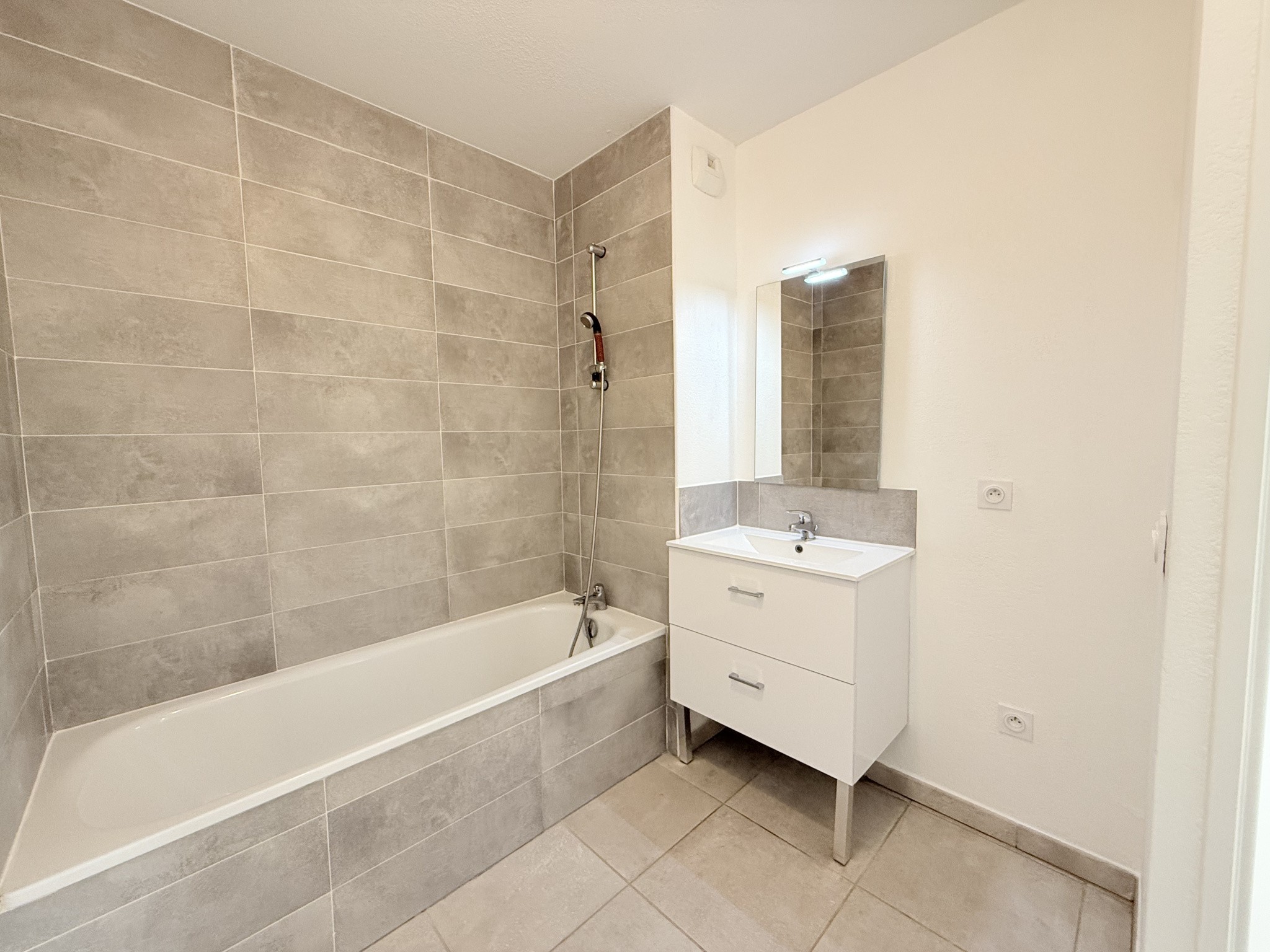 À Lunel, appartement T3 avec jardin et garage — photo 7