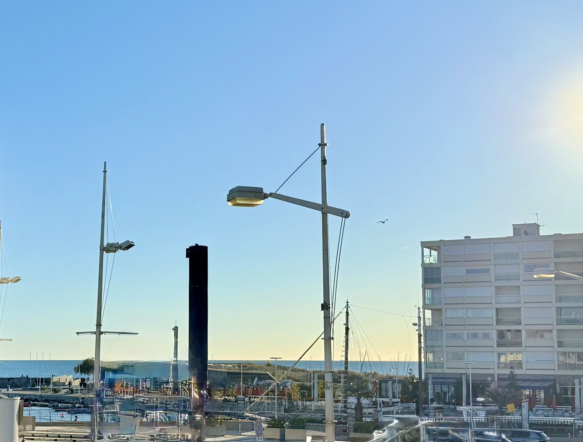 CARNON MAISON T 6 avec terrasses, garage et local commercial — photo 2