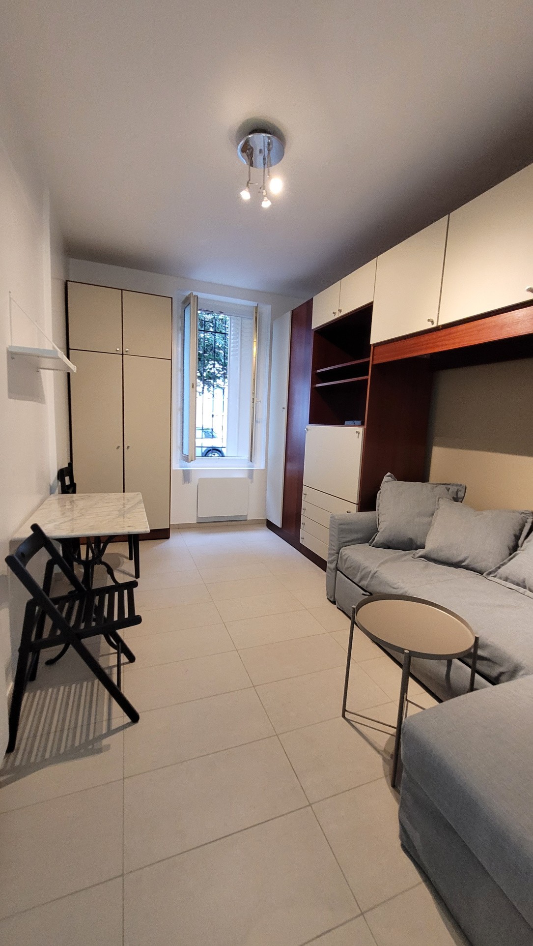 A LOUER STUDIO MEUBLE QUARTIER VALMY AVEC EXTERIEUR — photo 4