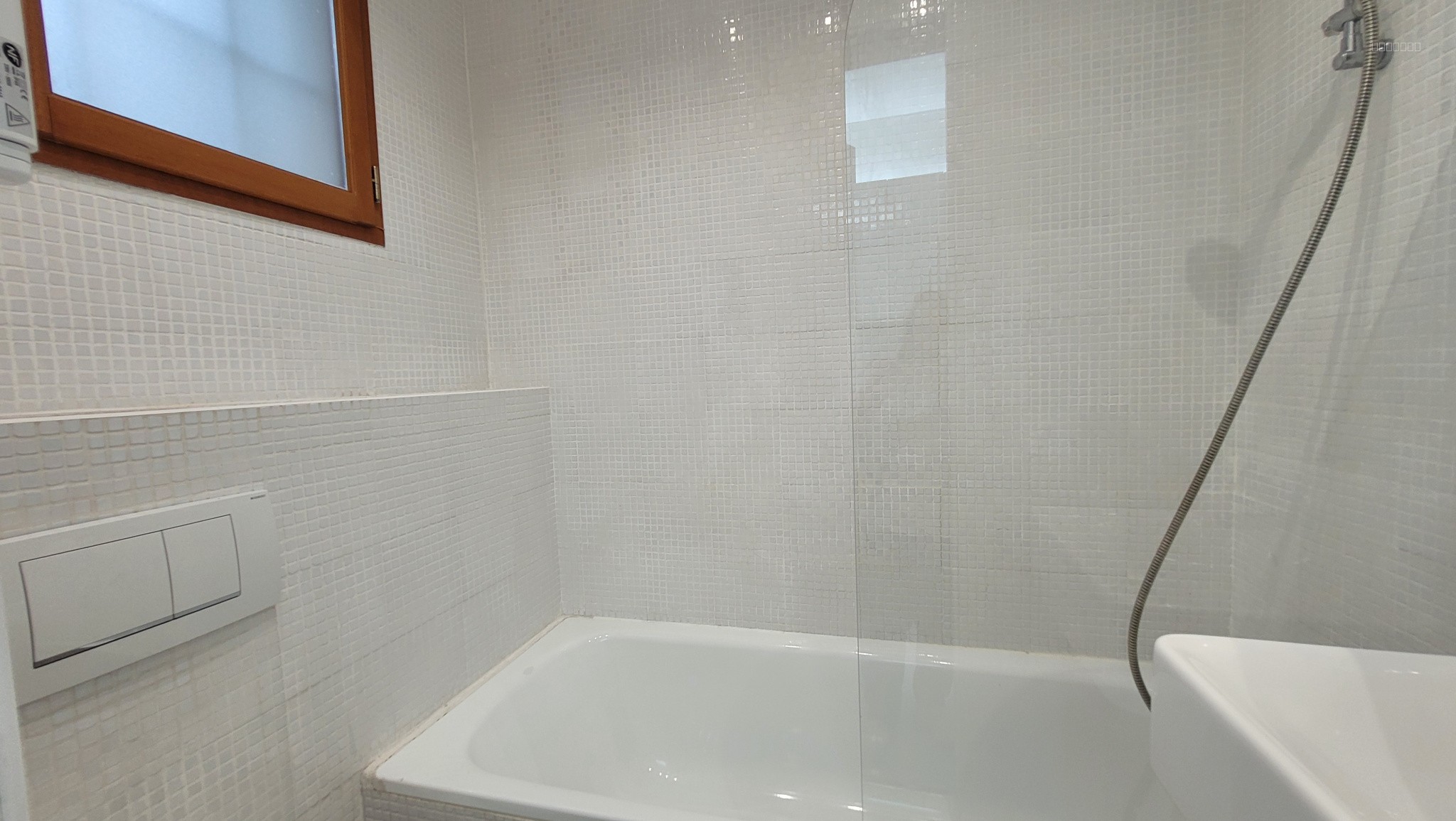 A LOUER STUDIO MEUBLE QUARTIER VALMY AVEC EXTERIEUR — photo 3