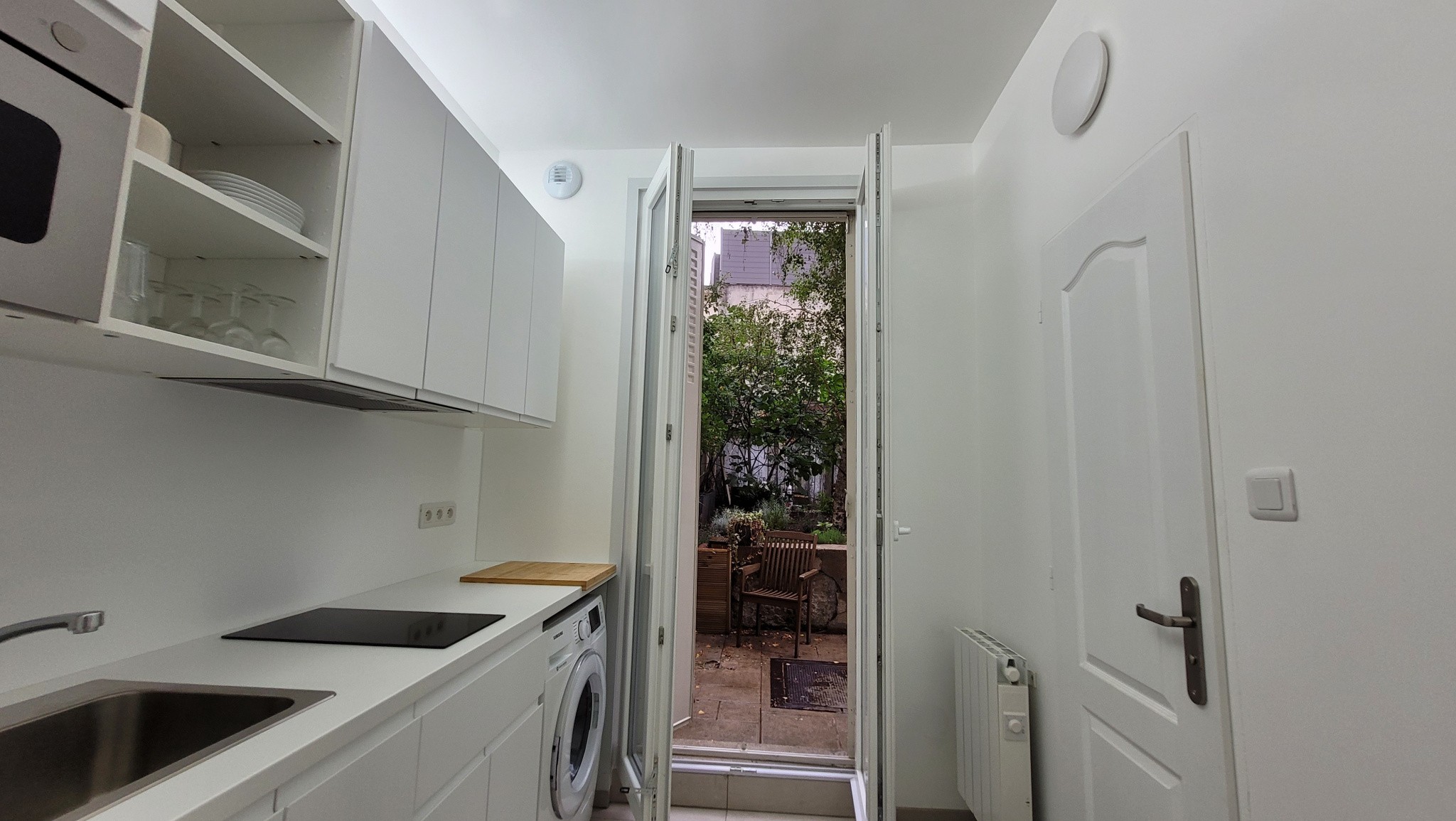 A LOUER STUDIO MEUBLE QUARTIER VALMY AVEC EXTERIEUR — photo 2