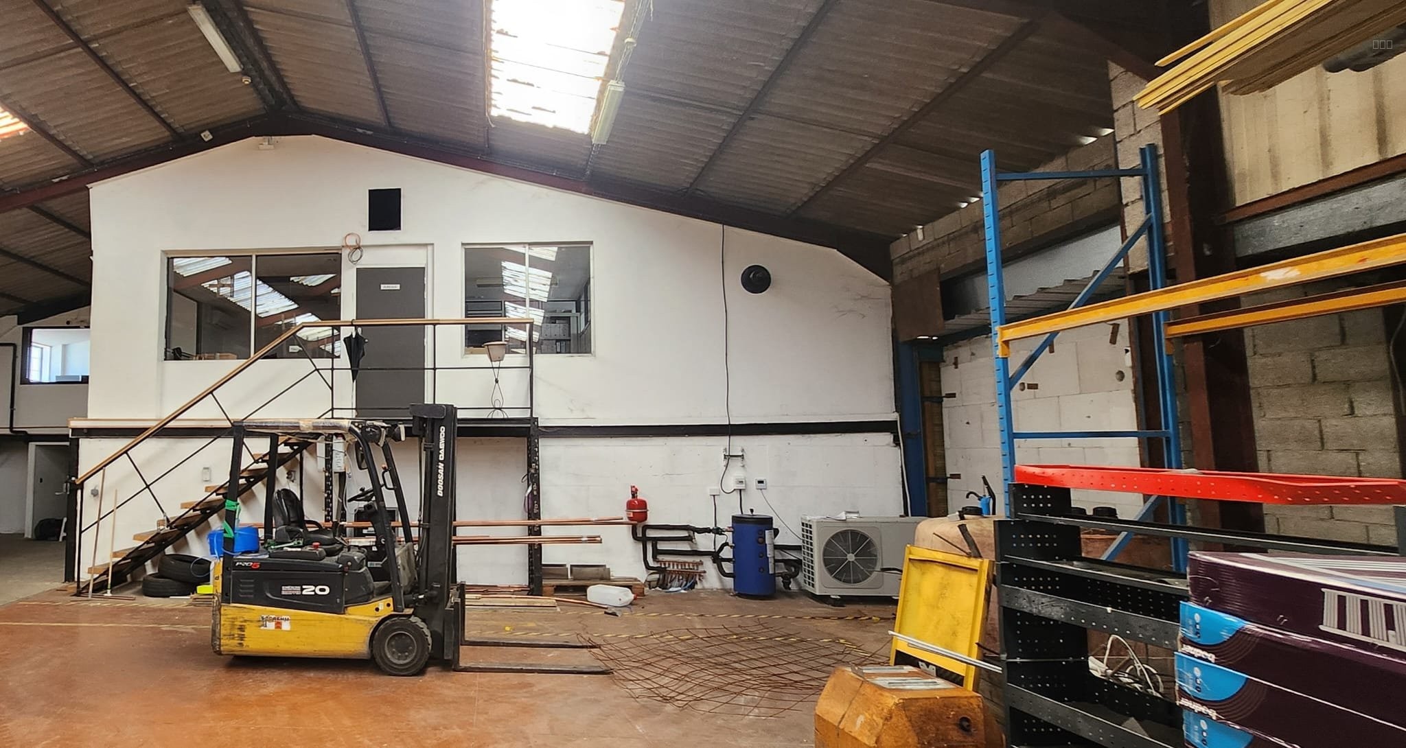 À la vente   Bâtiment de stockage avec bureaux — photo 3